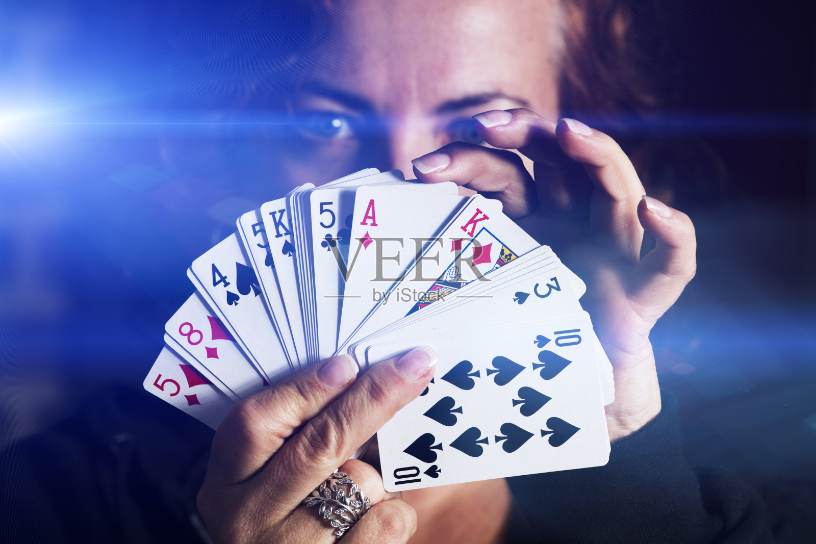 一个女人在赌场赌博时举着她的牌照片摄影图片