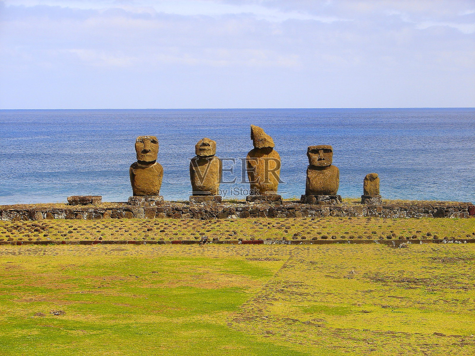 令人印象深刻的复活节岛-拉帕努伊古老文明-摩埃石像在田园诗般的乡村和太平洋海浪的海岸线海岸，戏剧性的景观全景-智利照片摄影图片