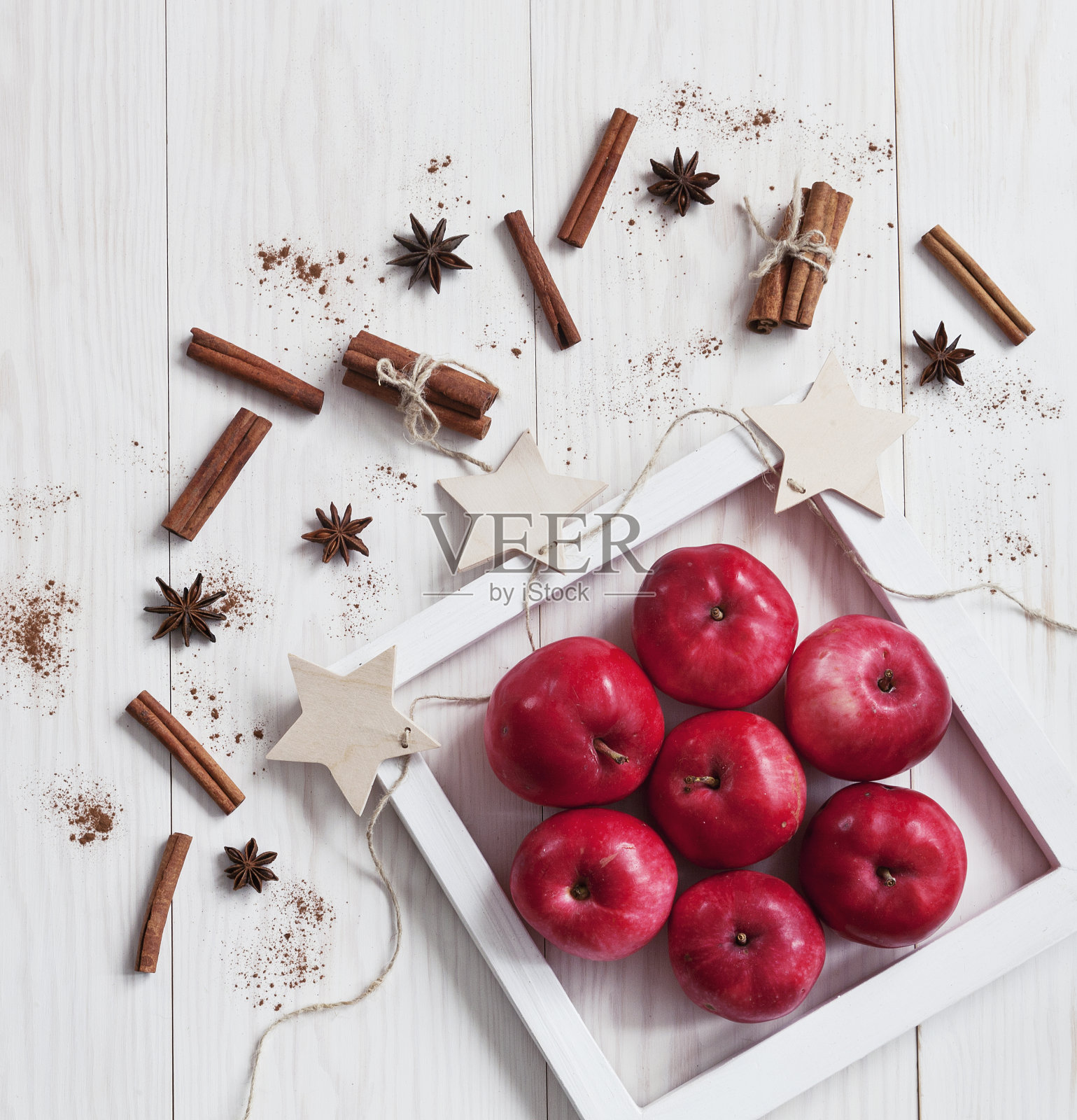 白色木质背景上的红苹果照片摄影图片