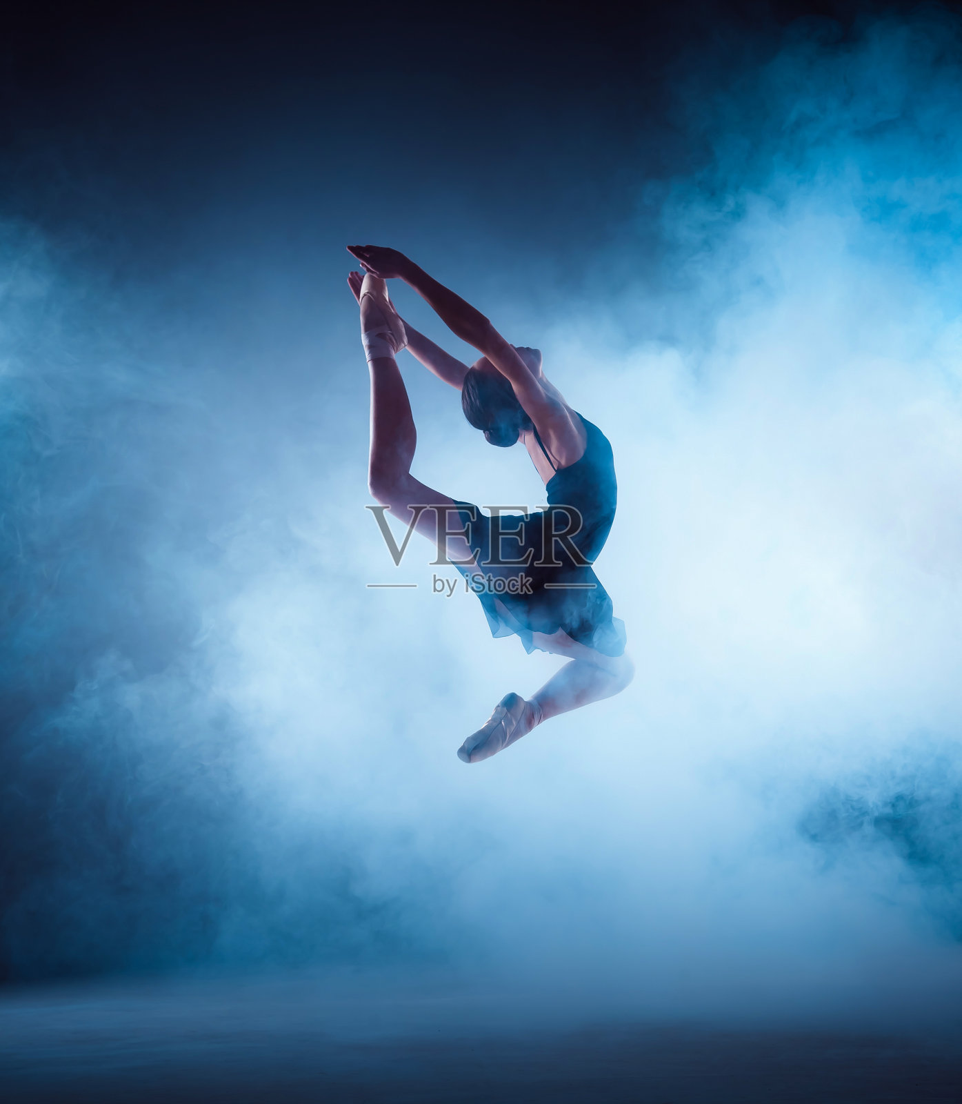 美丽的年轻芭蕾舞者在丁香背景上跳跃照片摄影图片