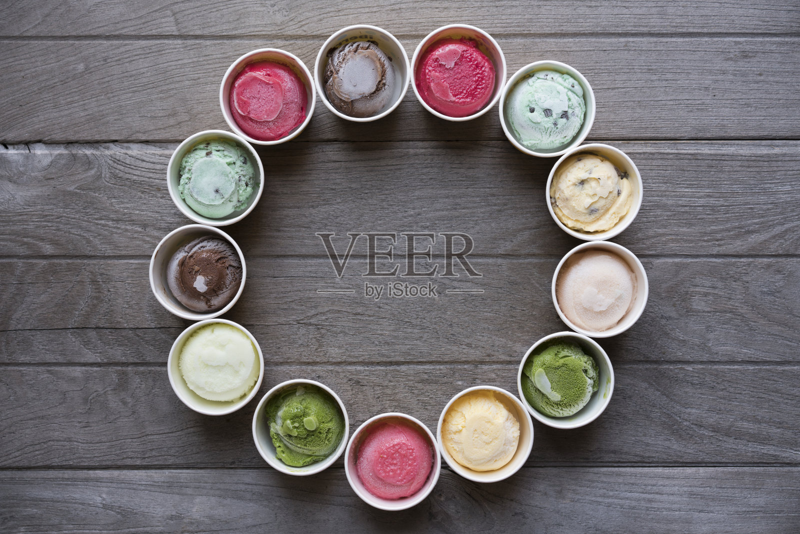 冰淇淋口味在杯子和浇头设置在圆形，甜和甜点的概念照片摄影图片