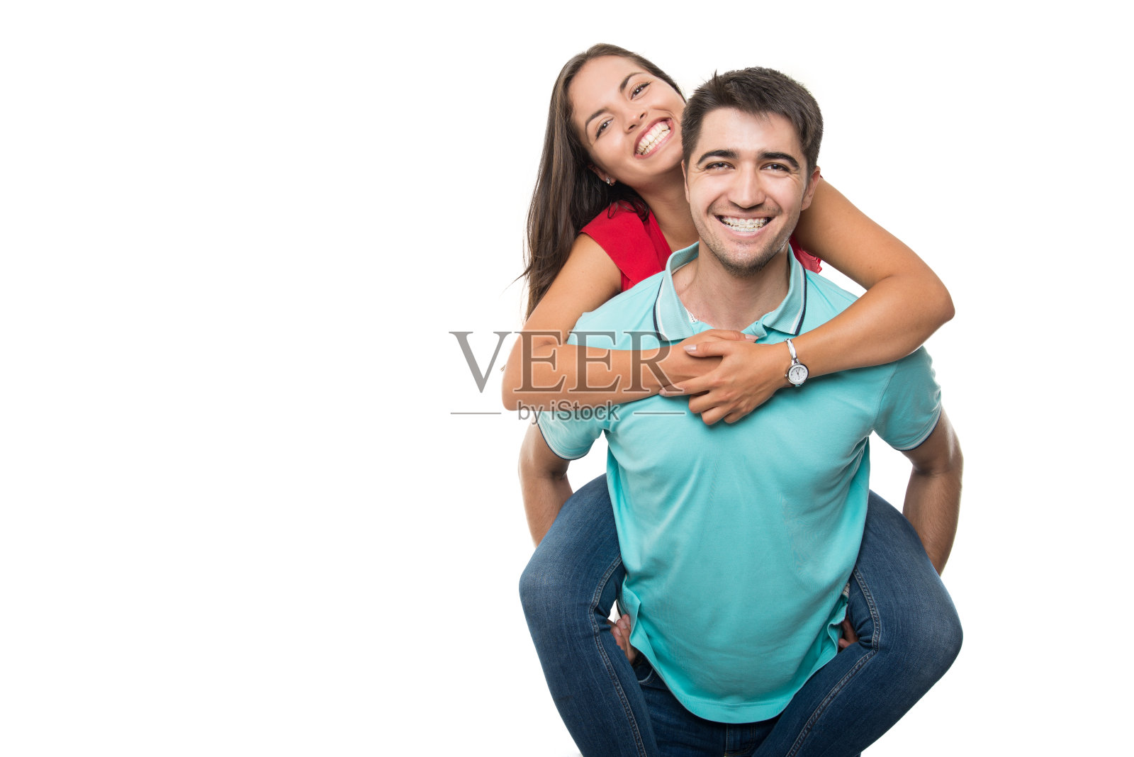 快乐的年轻夫妇正在玩背炮照片摄影图片