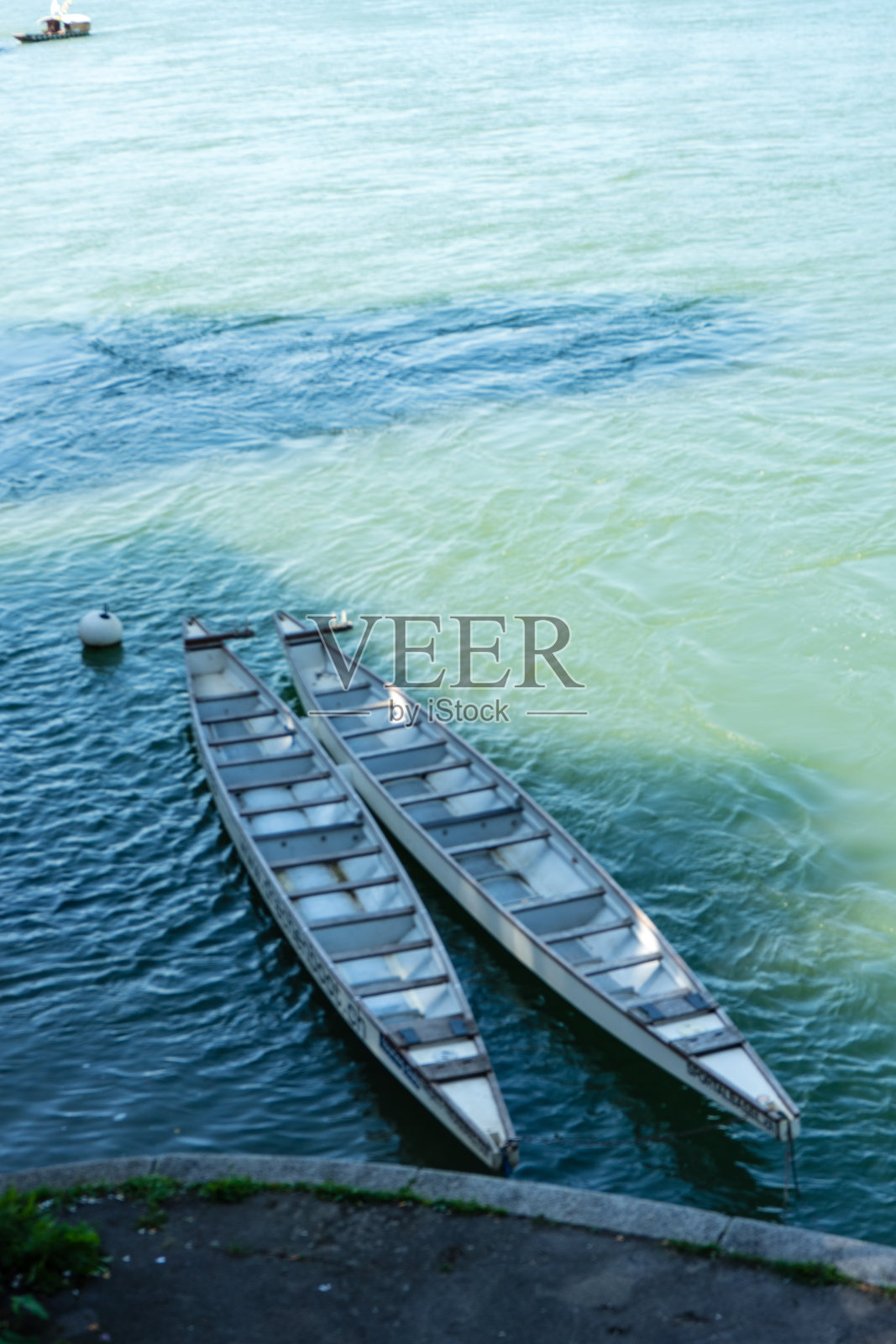 两只龙舟在江水中有影子照片摄影图片