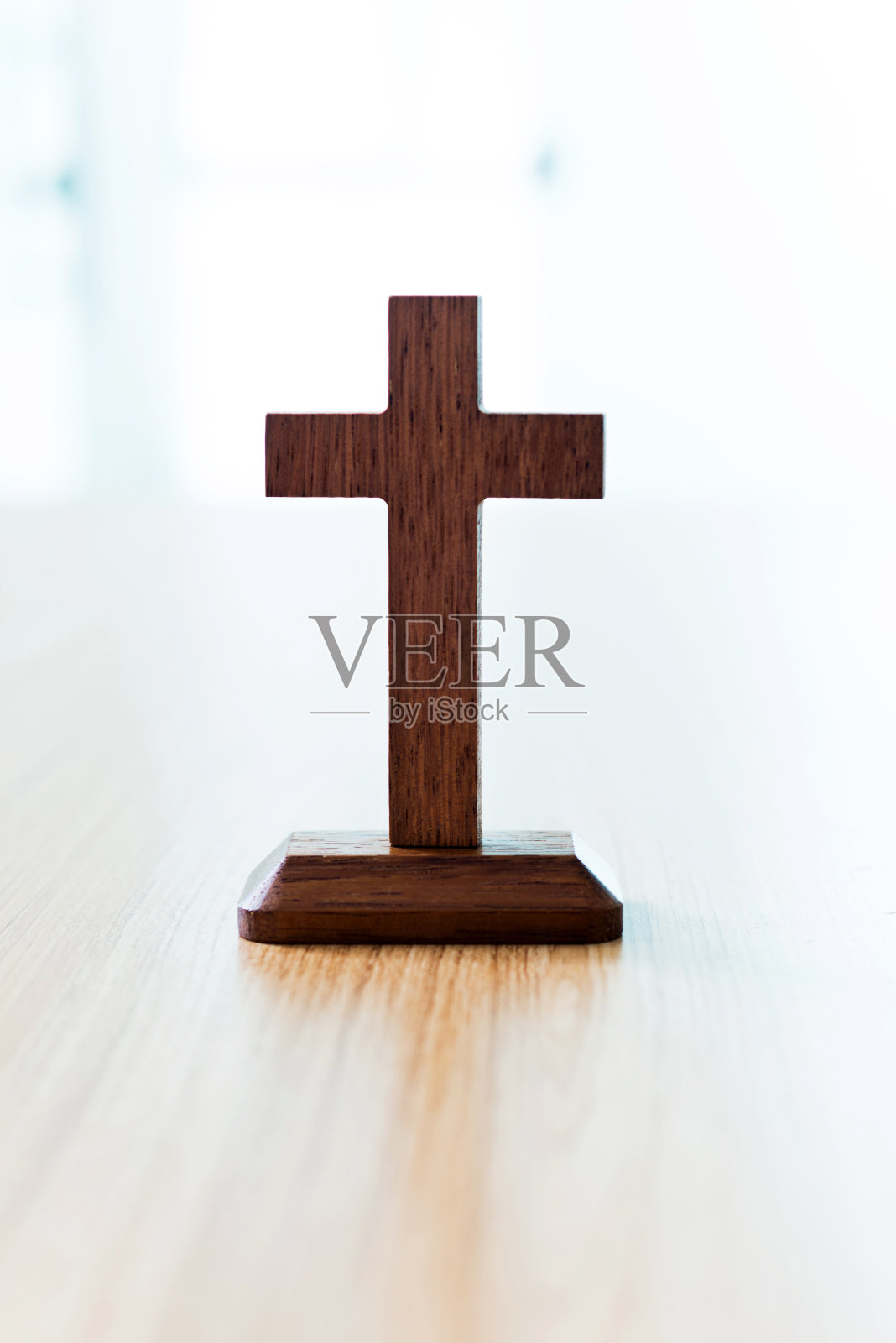 木桌上的十字架照片摄影图片