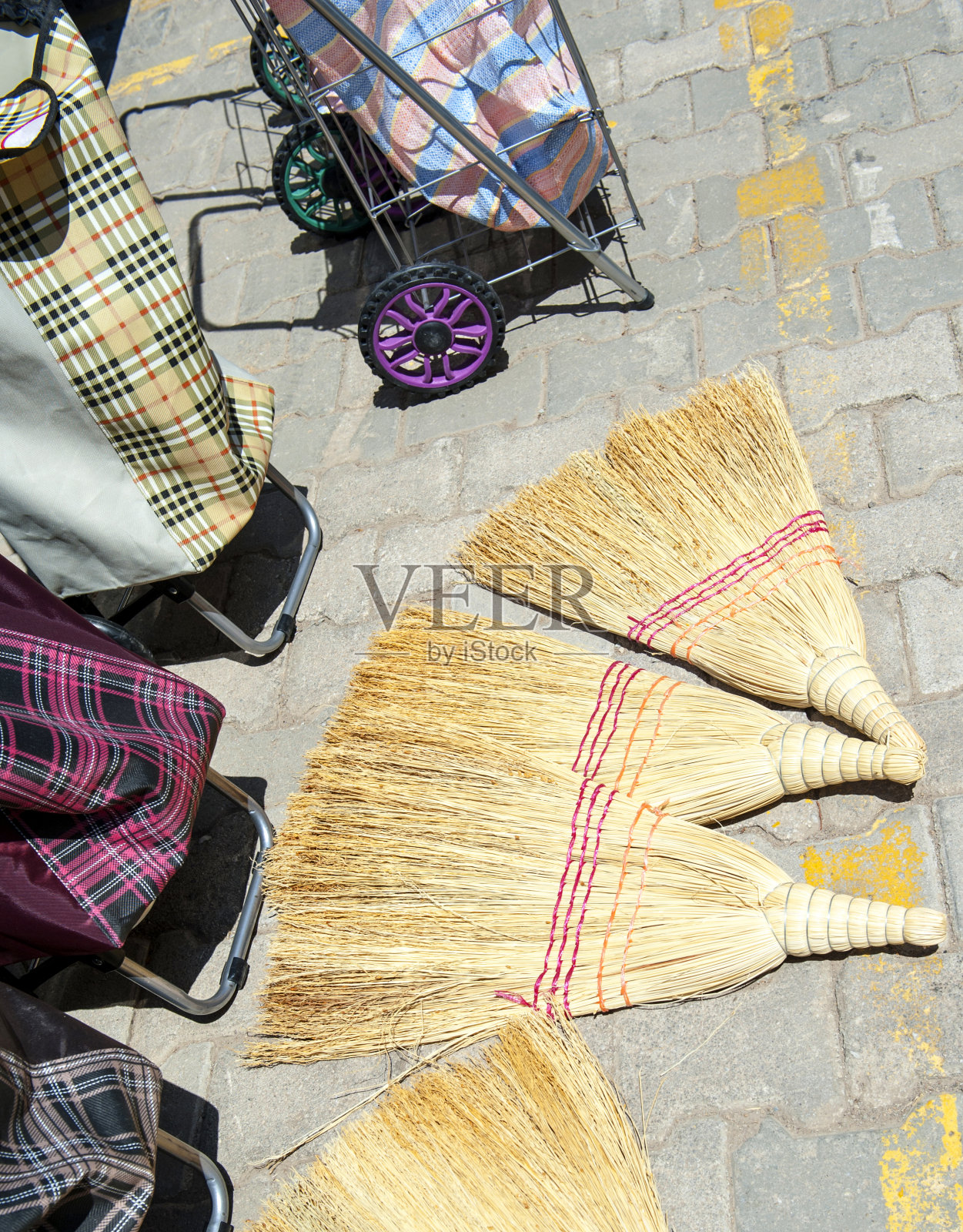 市场上的稻草扫帚照片摄影图片
