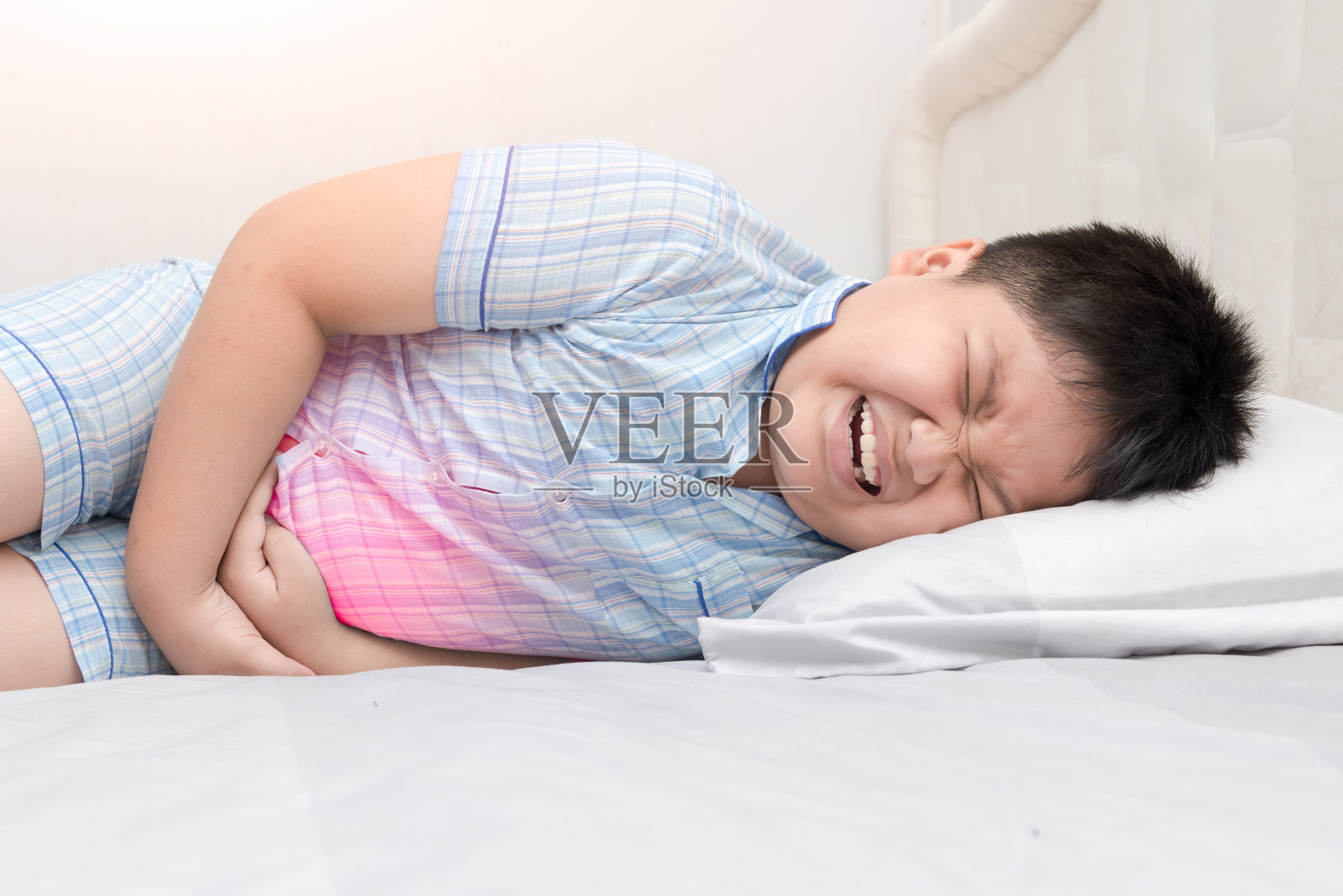 患有胃痛的亚洲胖小孩照片摄影图片