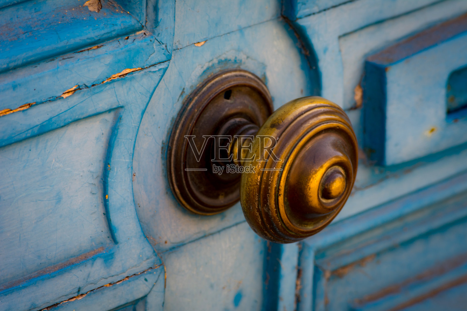 复古蓝色门与黄铜开瓶器照片摄影图片