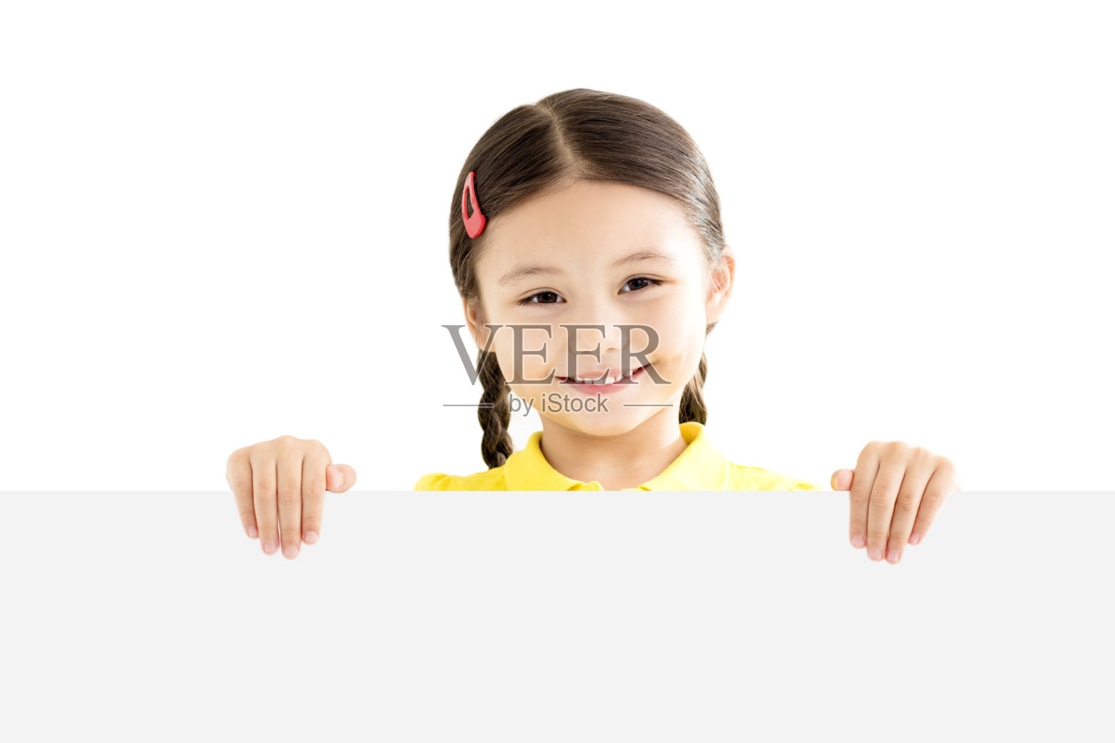 微笑的小女孩拿着空白的白板照片摄影图片