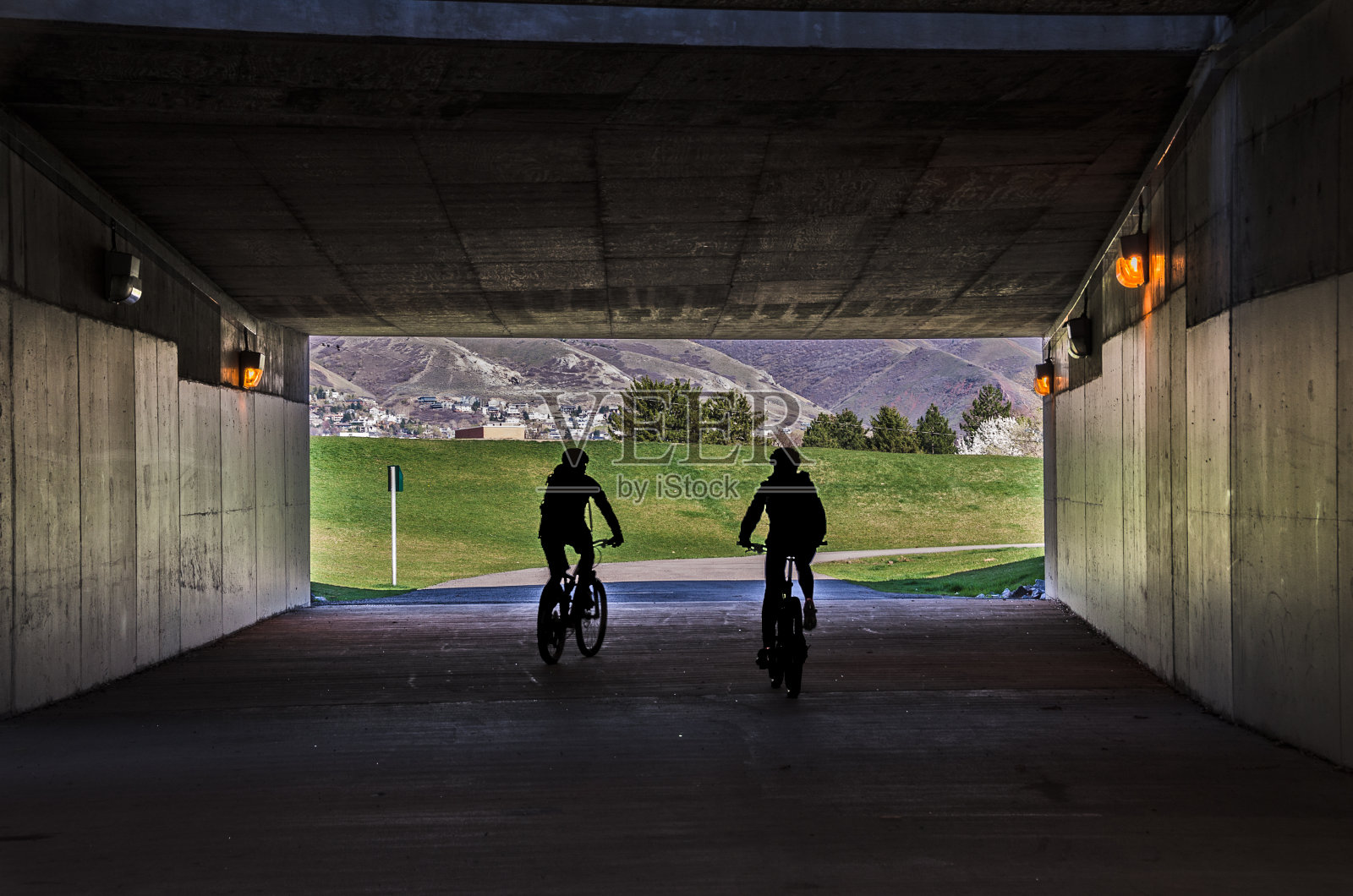 骑自行车穿过隧道照片摄影图片