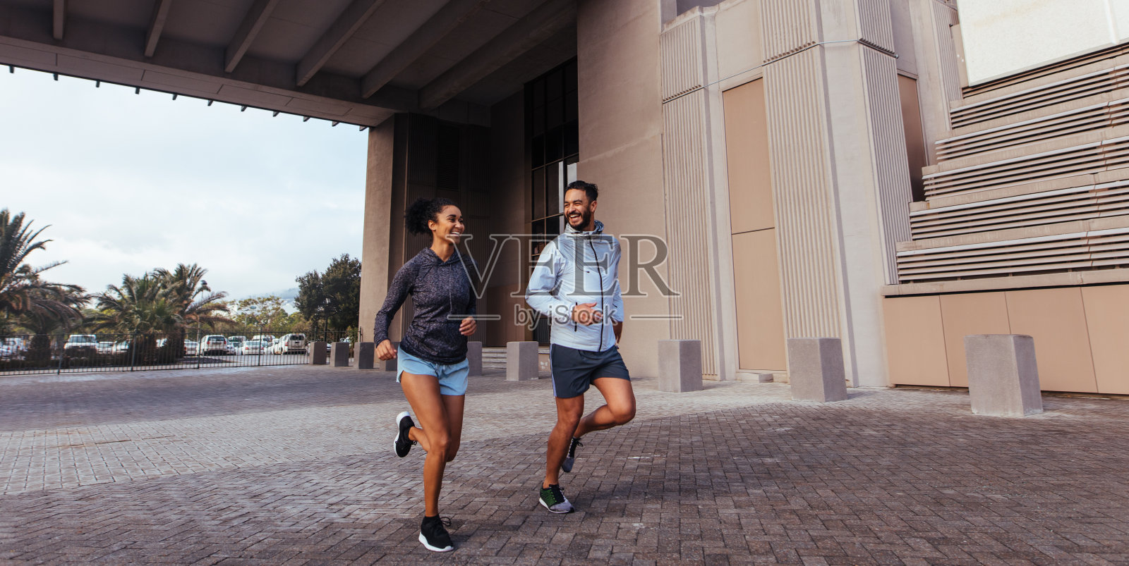 男人和女人在早上跑步照片摄影图片