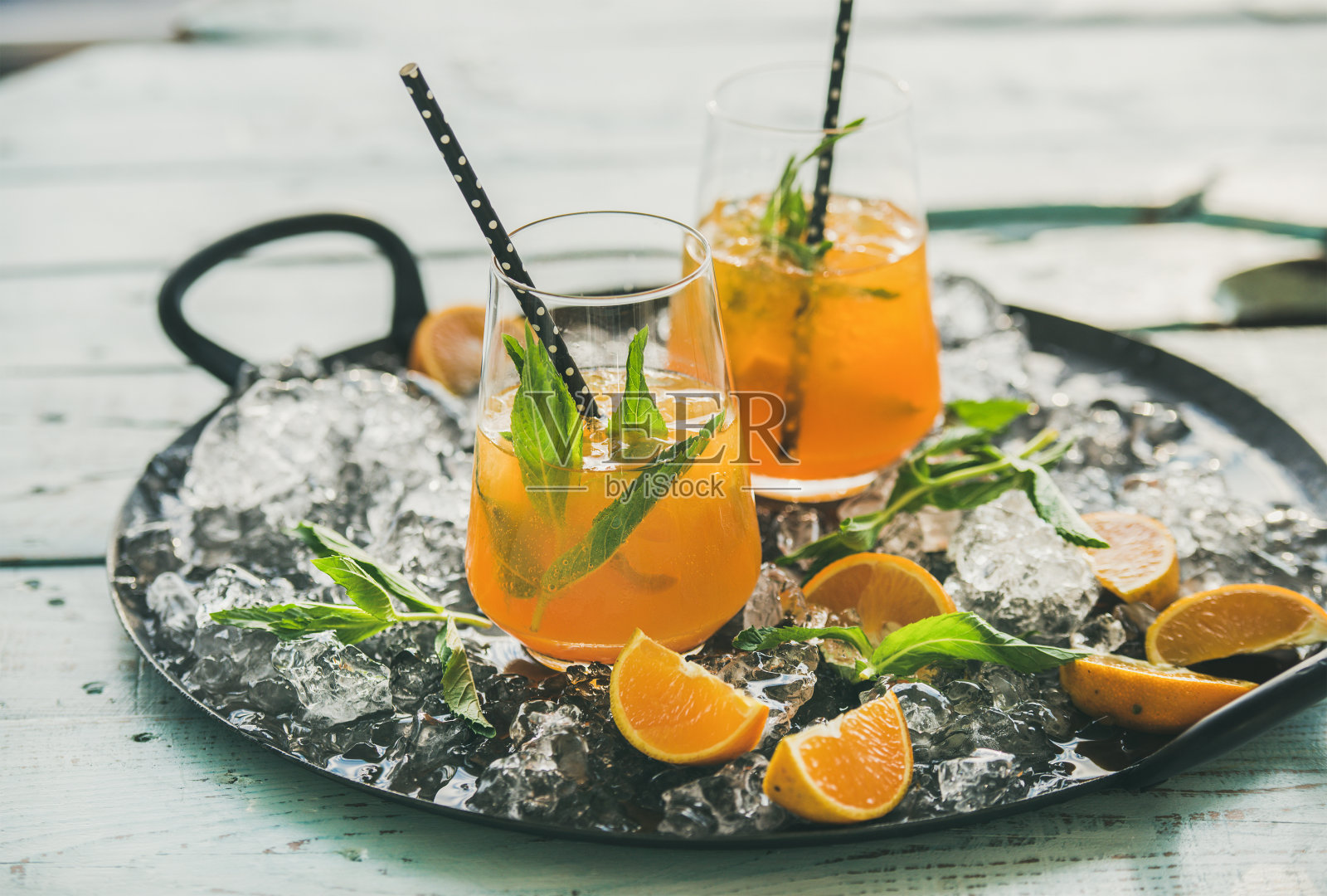 清爽的冷酒精夏季鸡尾酒与橙盘照片摄影图片