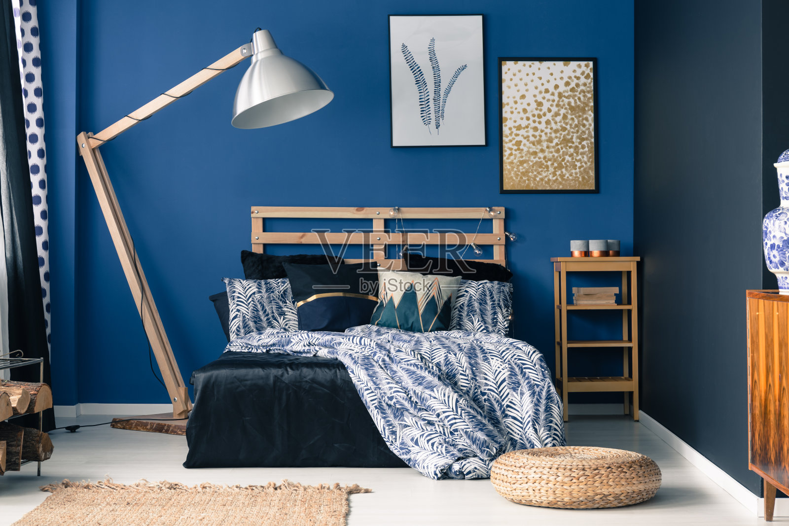 蓝色的卧室，一抹金色照片摄影图片