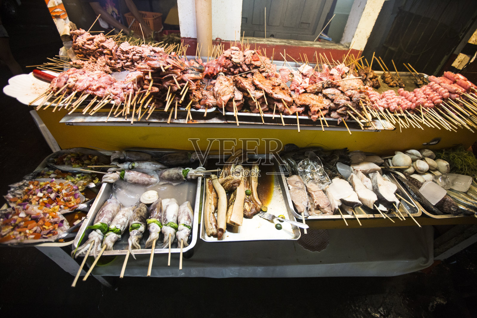 菲律宾的街头小吃——烤肉串照片摄影图片