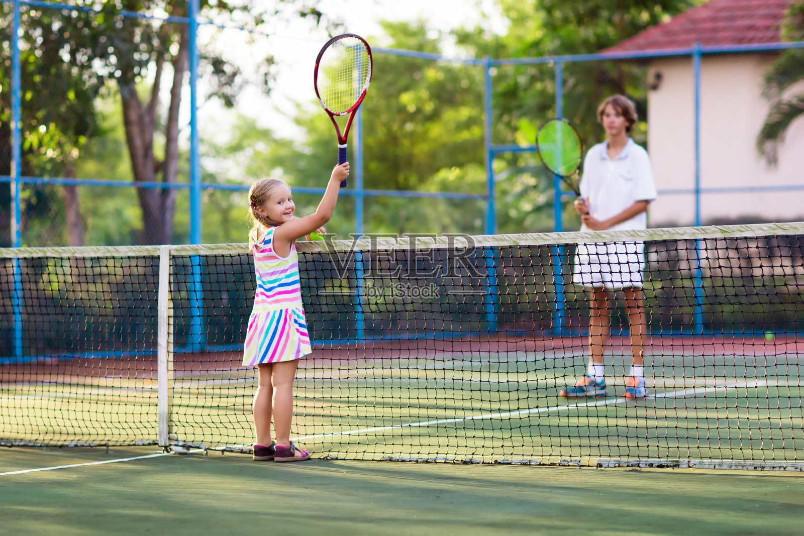 孩子在室外打网球照片摄影图片