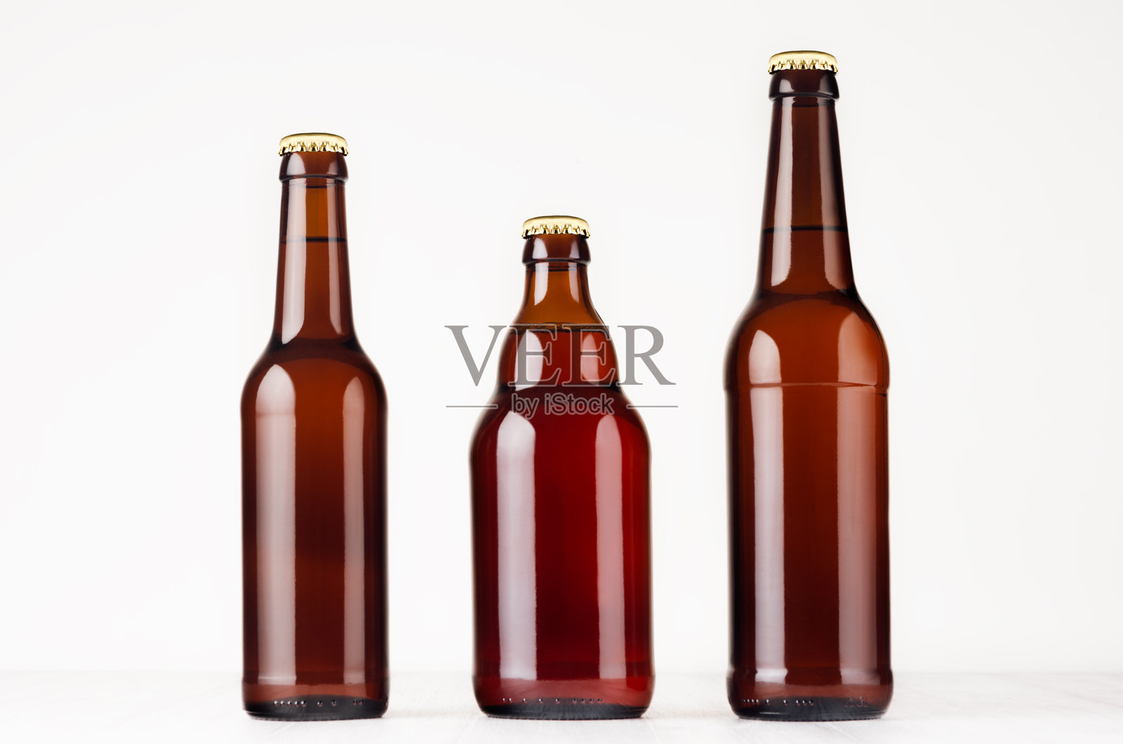 一套不同的棕色啤酒瓶500ml和330ml的模拟。照片摄影图片