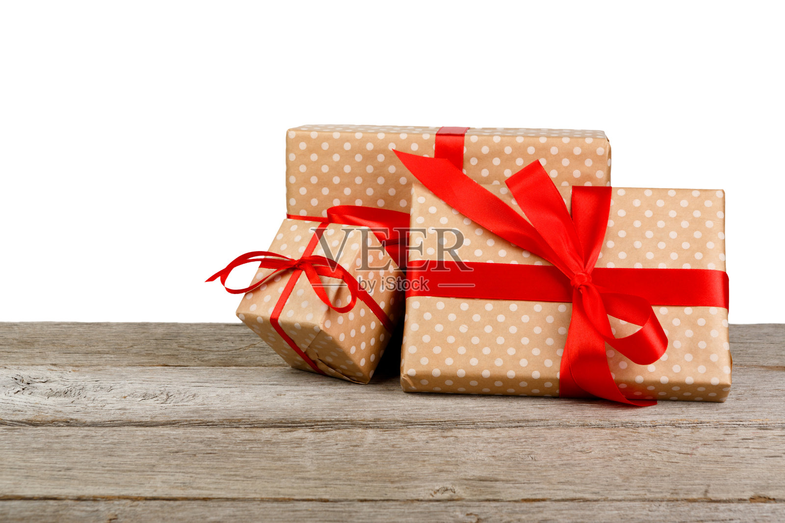 圣诞礼物盒包装在纸孤立的白色背景图片素材