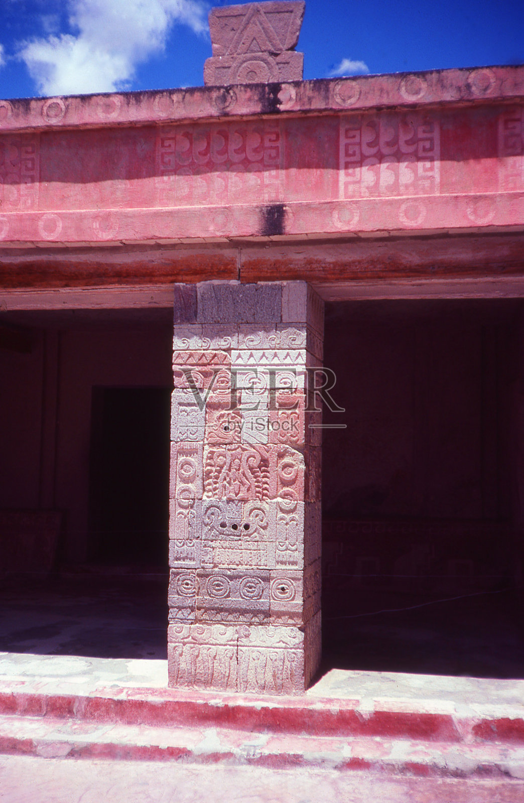 墨西哥特奥蒂瓦坎考古遗址古神庙柱刻和残留的壁画照片摄影图片