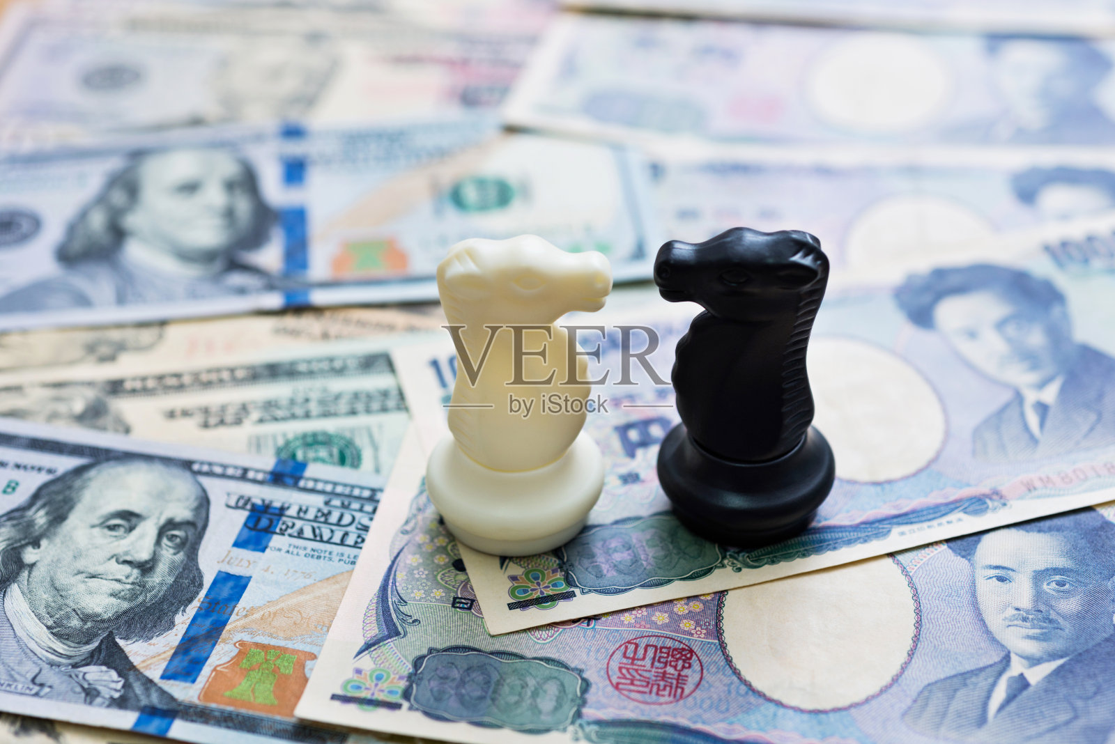 国际象棋骑士站在美元和日元上照片摄影图片