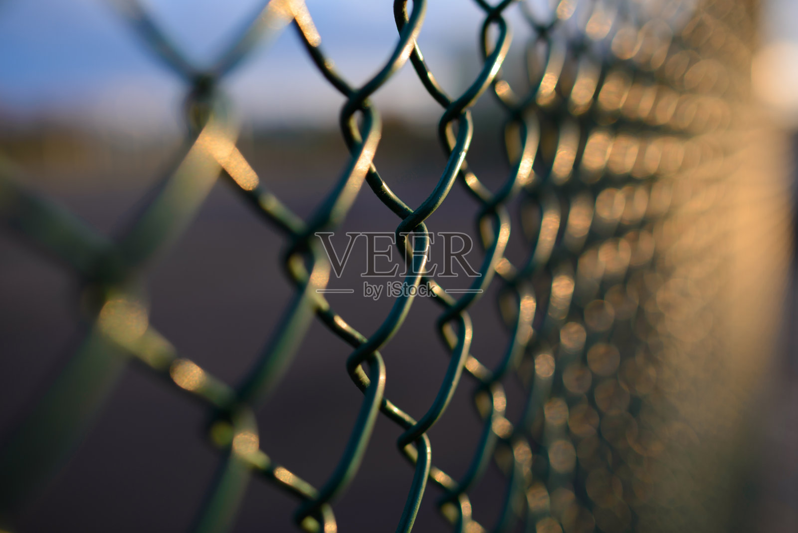 栅栏与金属网格的透视照片摄影图片