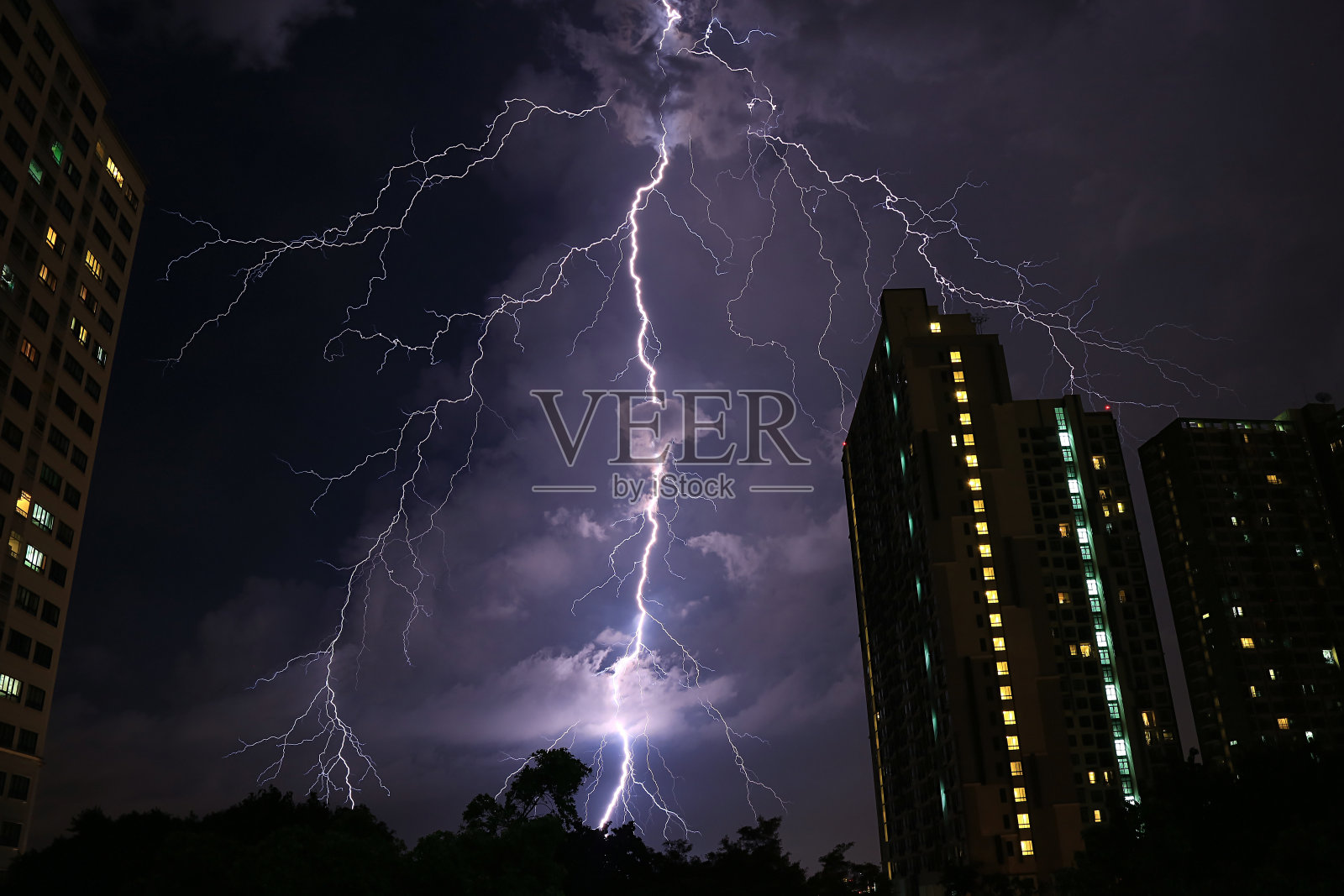 难以置信的真实闪电击中曼谷城市的夜空，在泰国的季风季节照片摄影图片