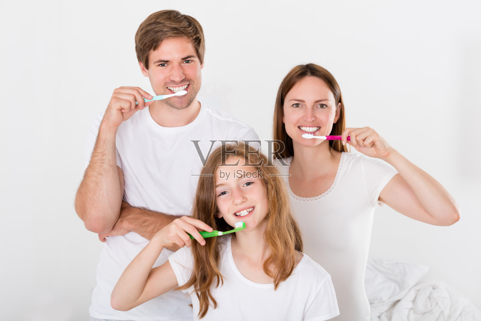 一家人一起刷牙照片摄影图片