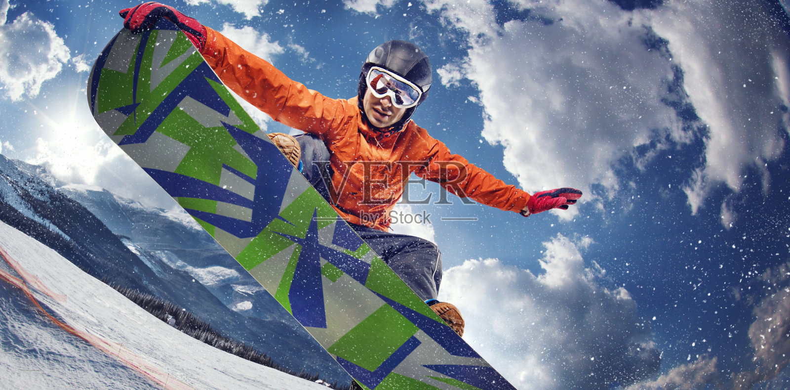 运动背景。冬季运动。滑雪板跳跃的空气与深蓝色的天空背景。照片摄影图片