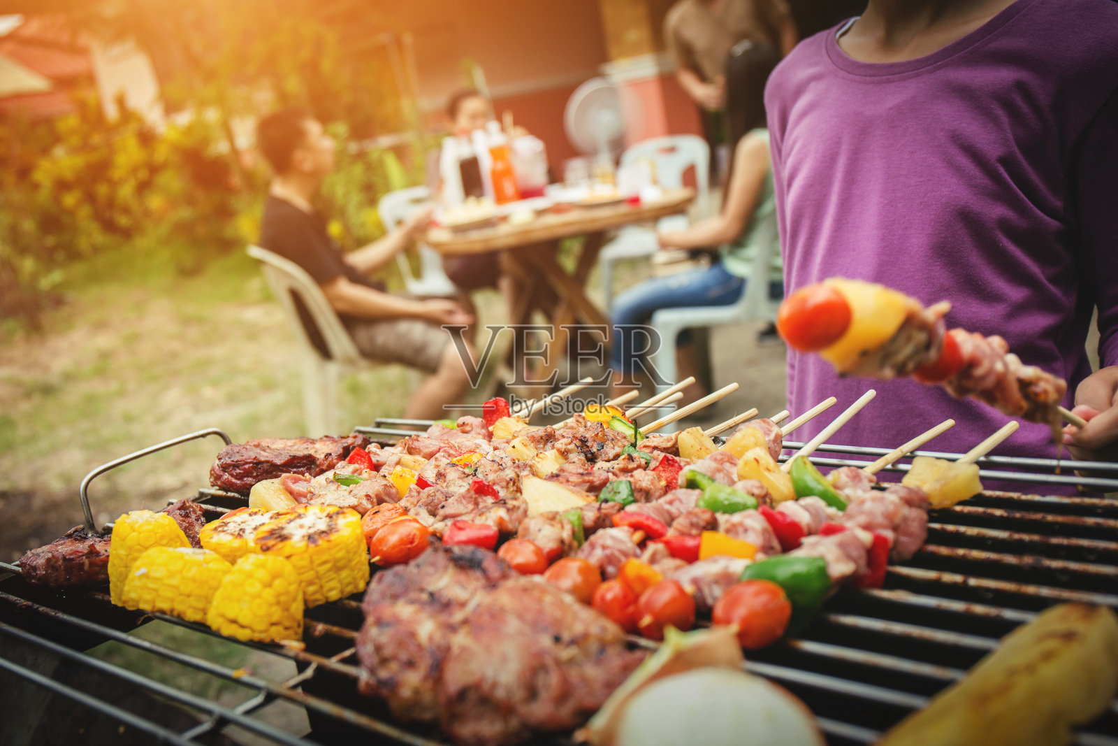 烧烤食物聚会夏季烤肉。照片摄影图片