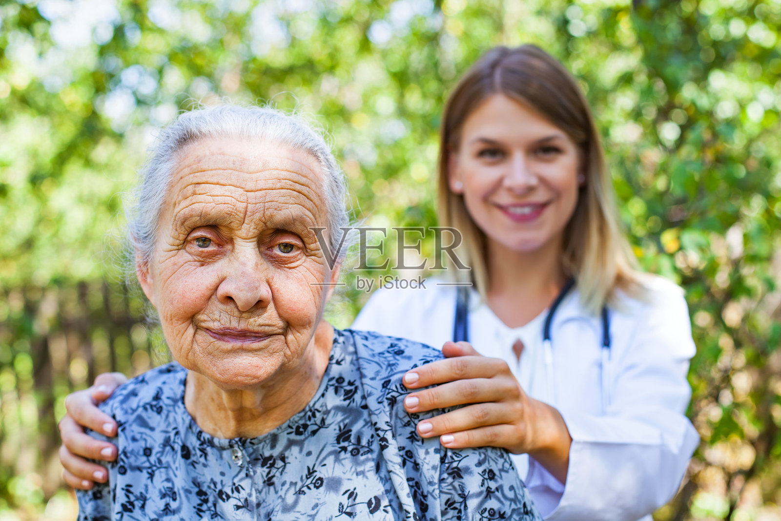 老女人和公园里的医生照片摄影图片