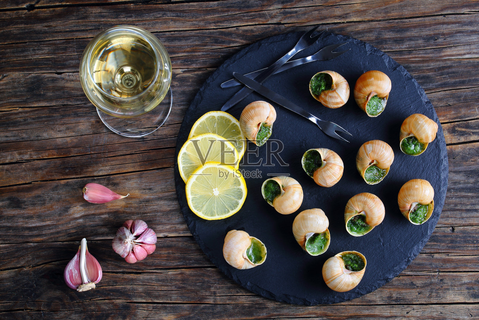 蜗牛配香草，黄油，大蒜，俯视图照片摄影图片