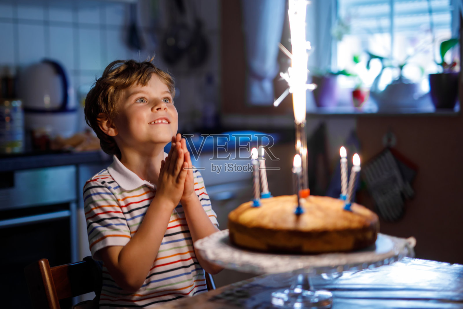 可爱的快乐的金发小男孩庆祝他的生日。照片摄影图片