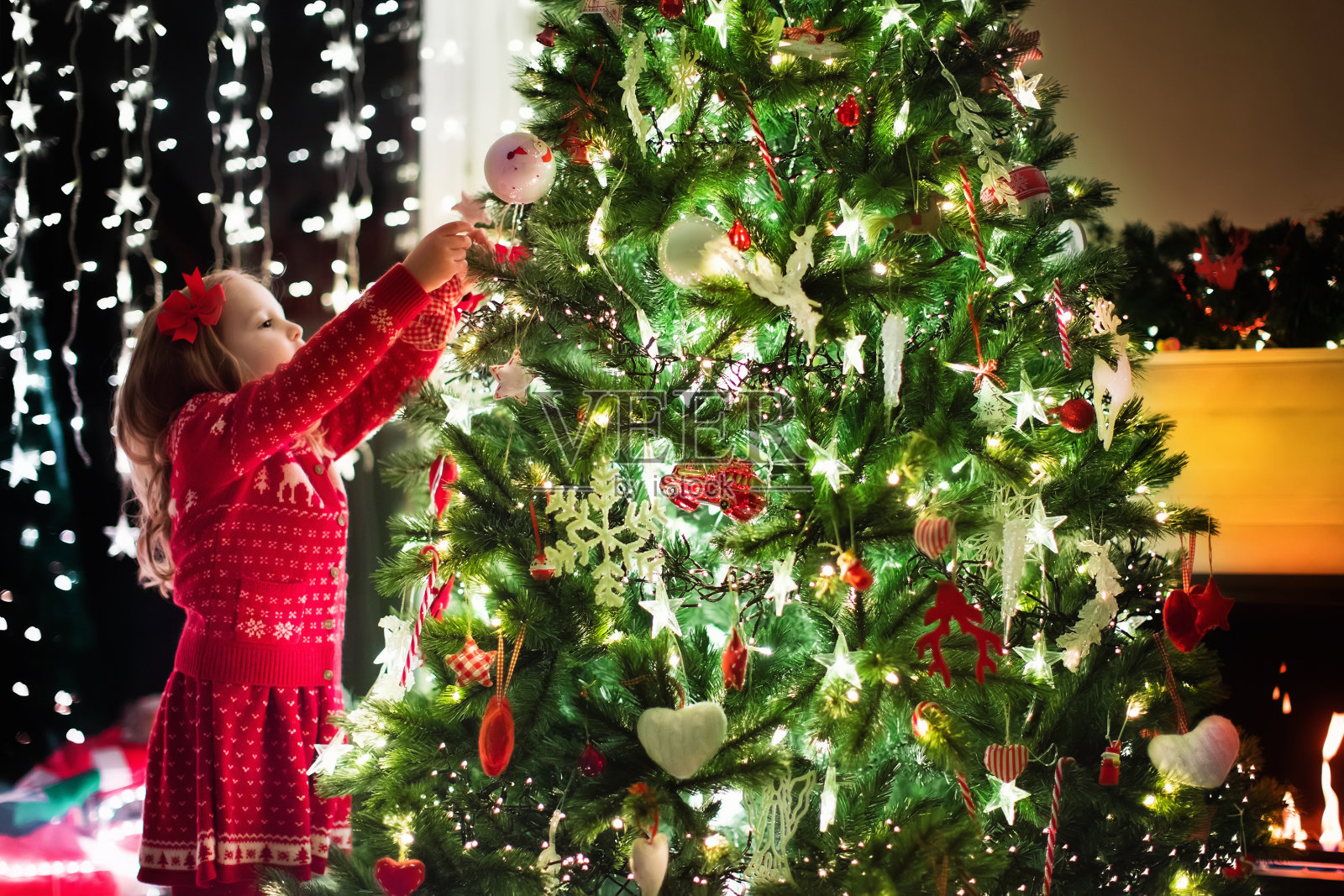 孩子装饰圣诞树。圣诞节对孩子们照片摄影图片