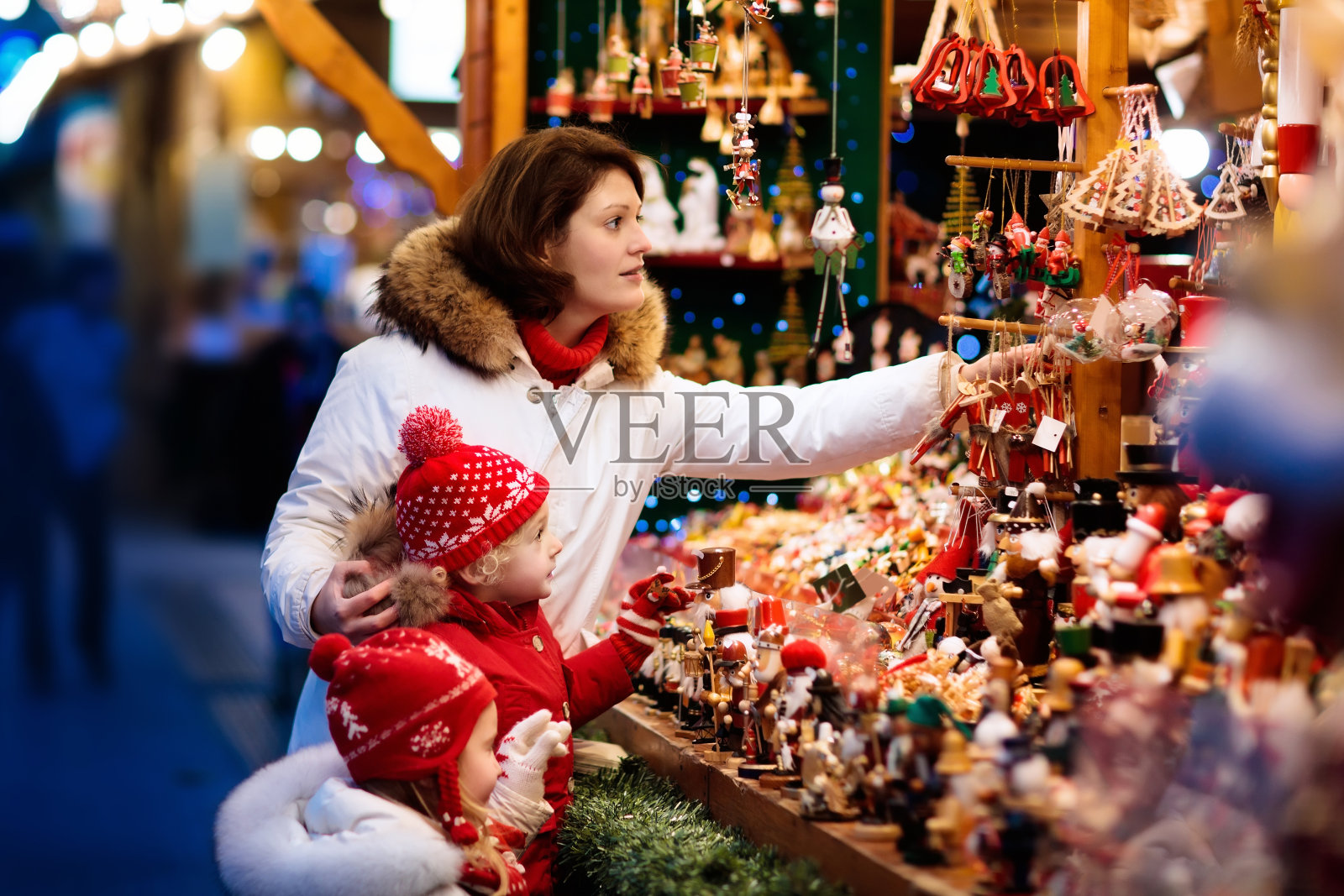 一家人在圣诞市场。圣诞节冬天公平。照片摄影图片