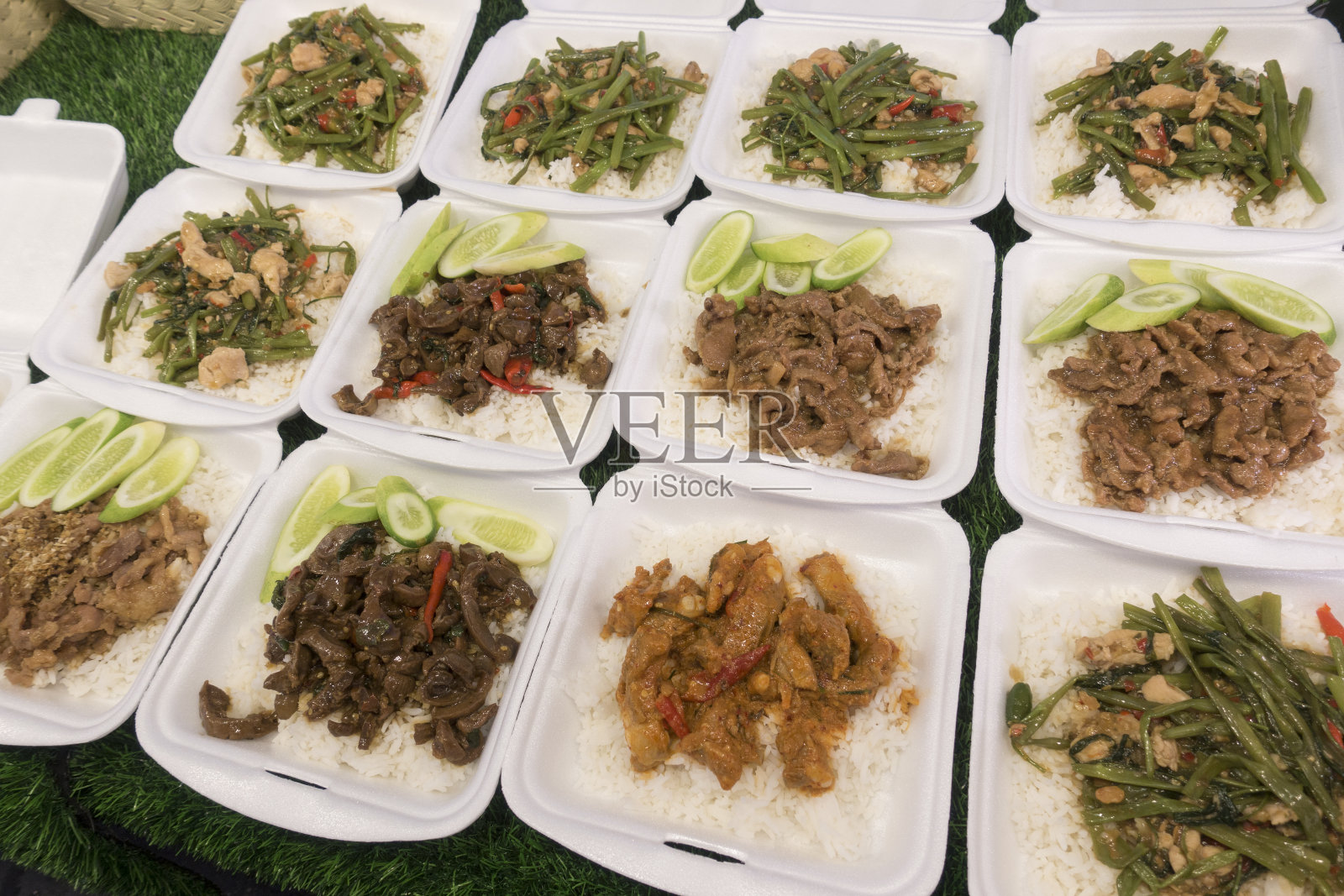 泰国菜在泡沫盒里。泰国的街头食品。照片摄影图片