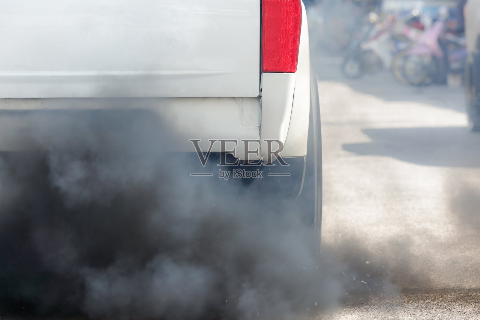 道路上汽车排气管造成的空气污染照片摄影图片