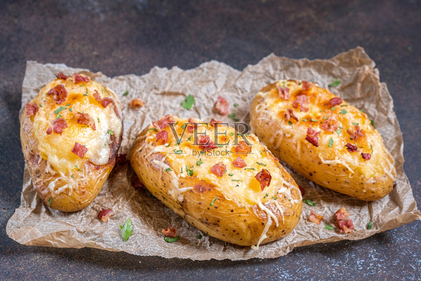 烤土豆配培根，奶酪和洋葱照片摄影图片
