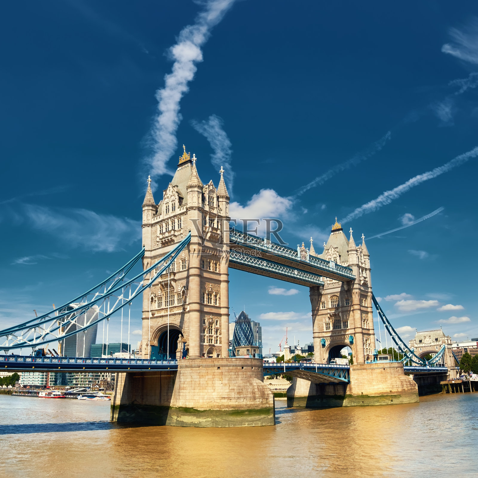 在一个阳光明媚的日子里，英国伦敦的塔桥照片摄影图片