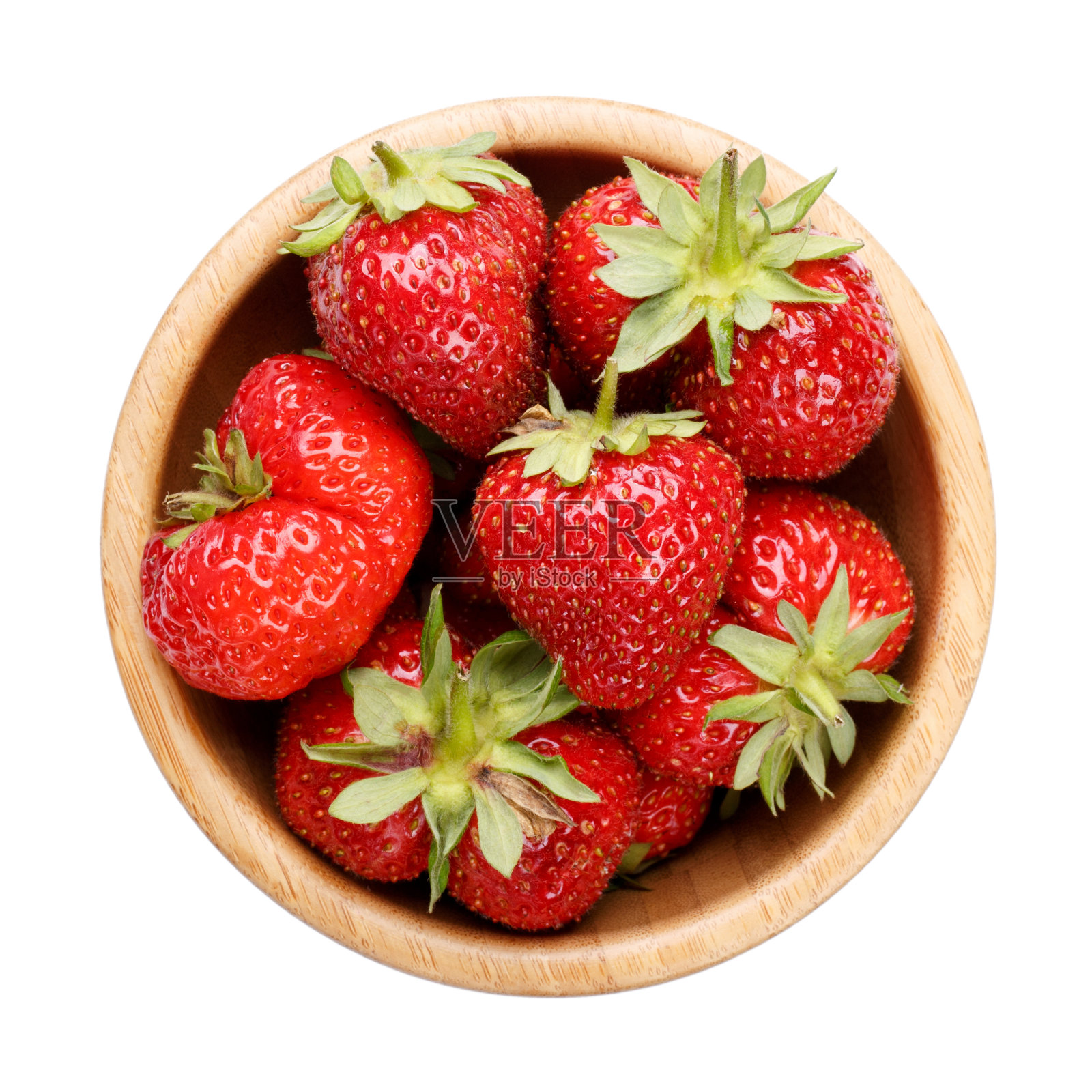 木碗里的草莓孤立在白色的背景上。前视图。照片摄影图片