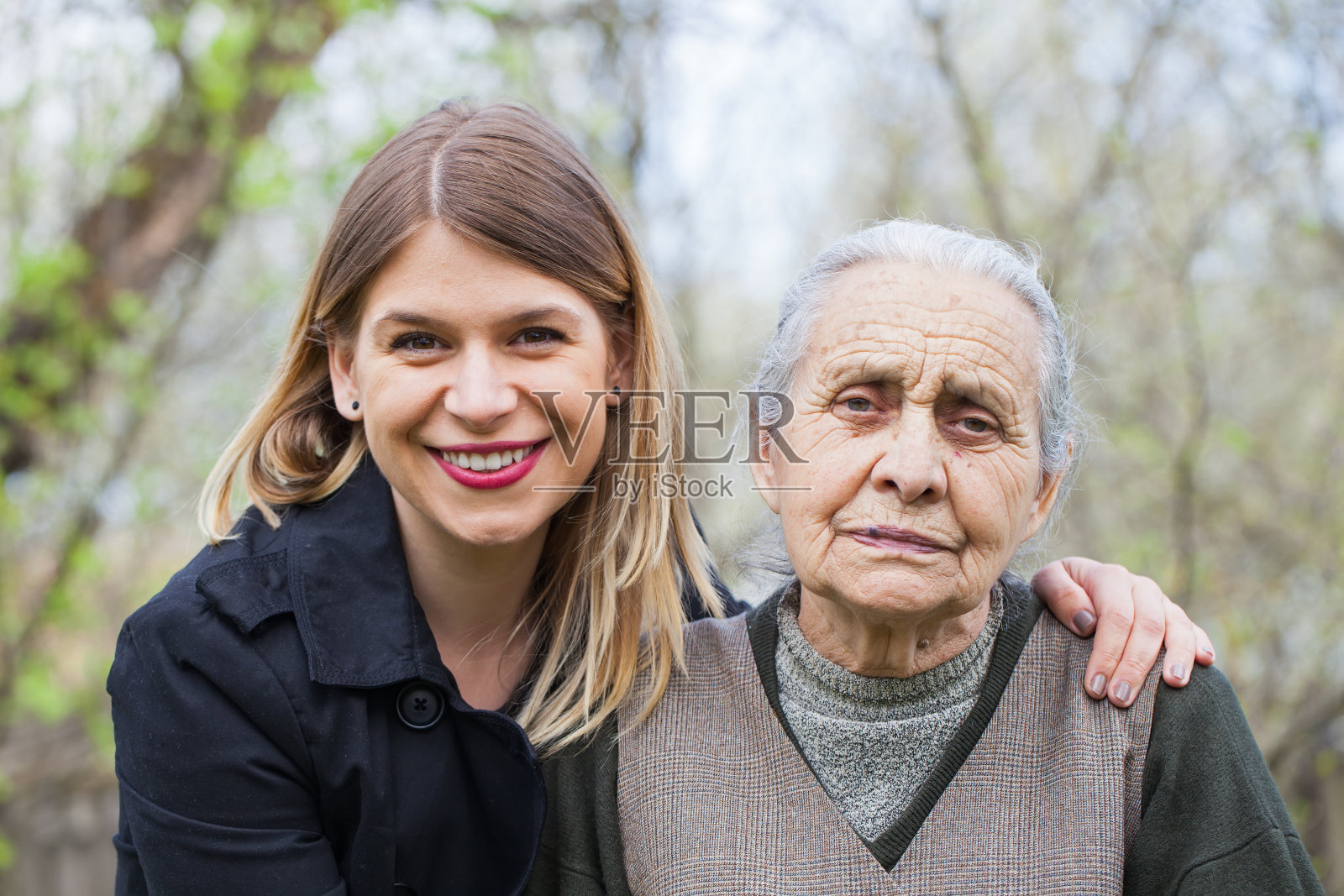 一位老人和她的护工在户外照片摄影图片