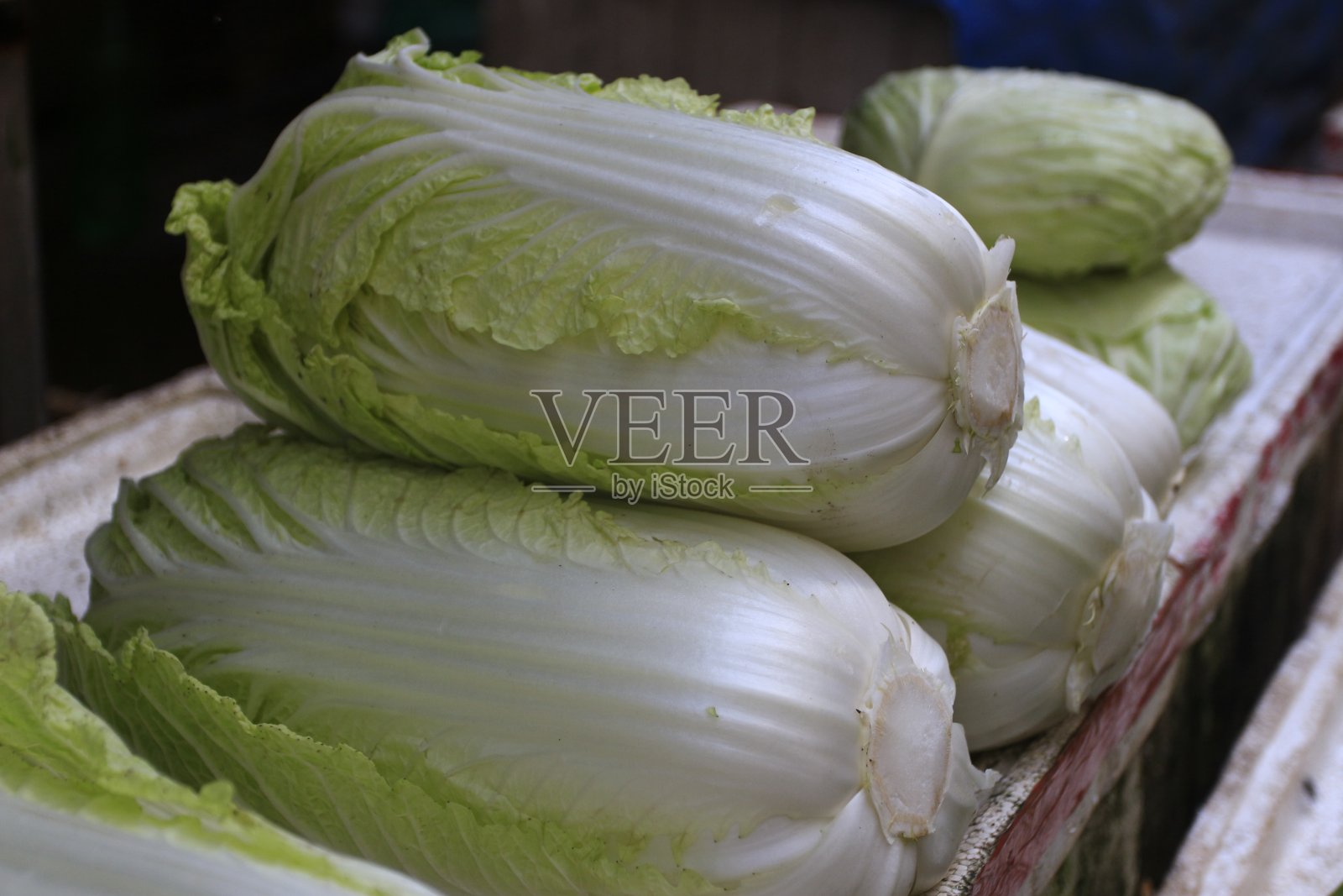 蔬菜市场里的卷心菜照片摄影图片