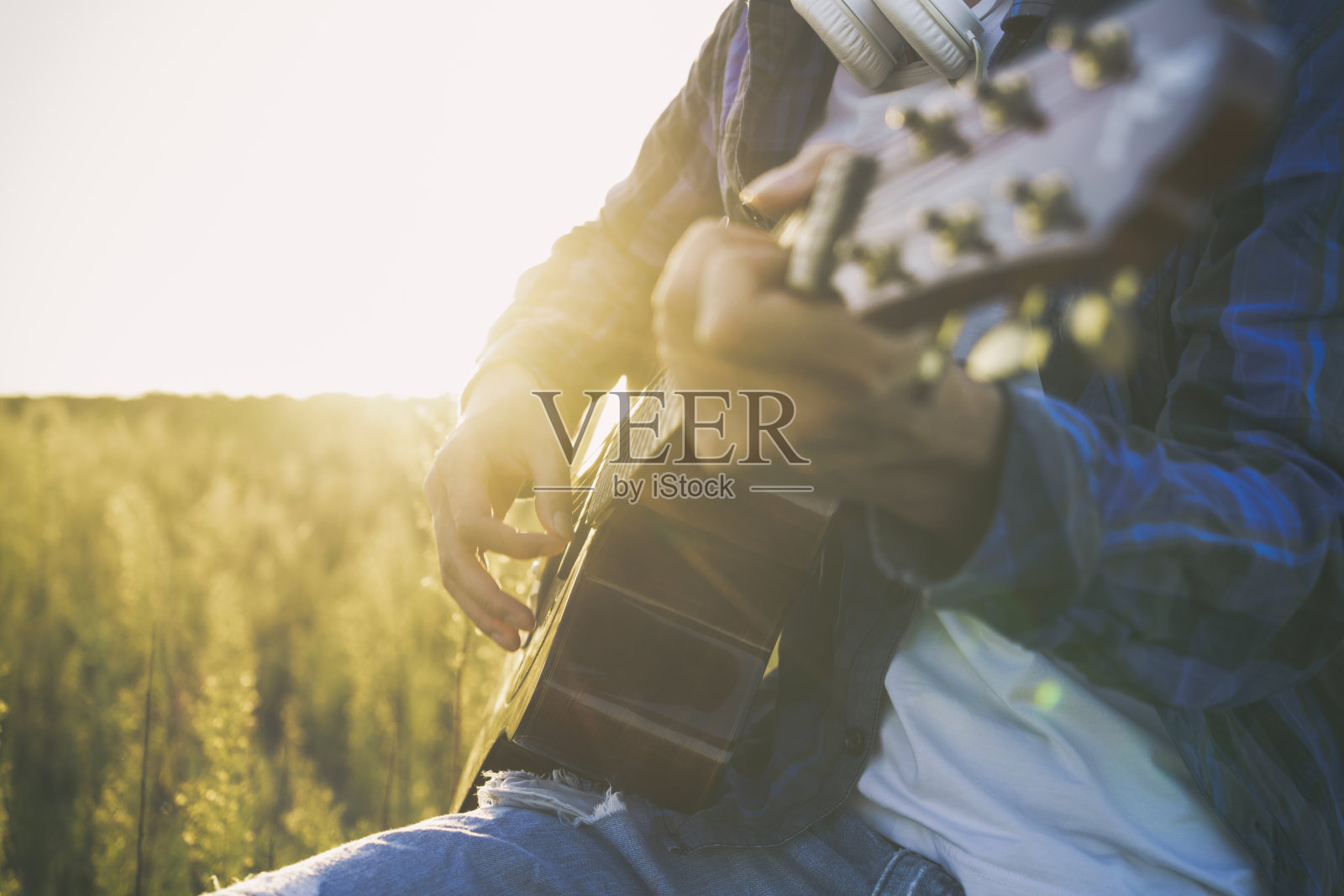 特写的男人的手弹奏吉他在现场照片摄影图片