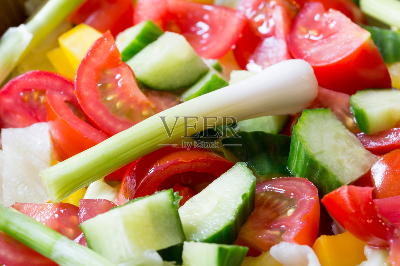 西红柿，黄瓜，胡椒粉和大葱沙拉照片摄影图片