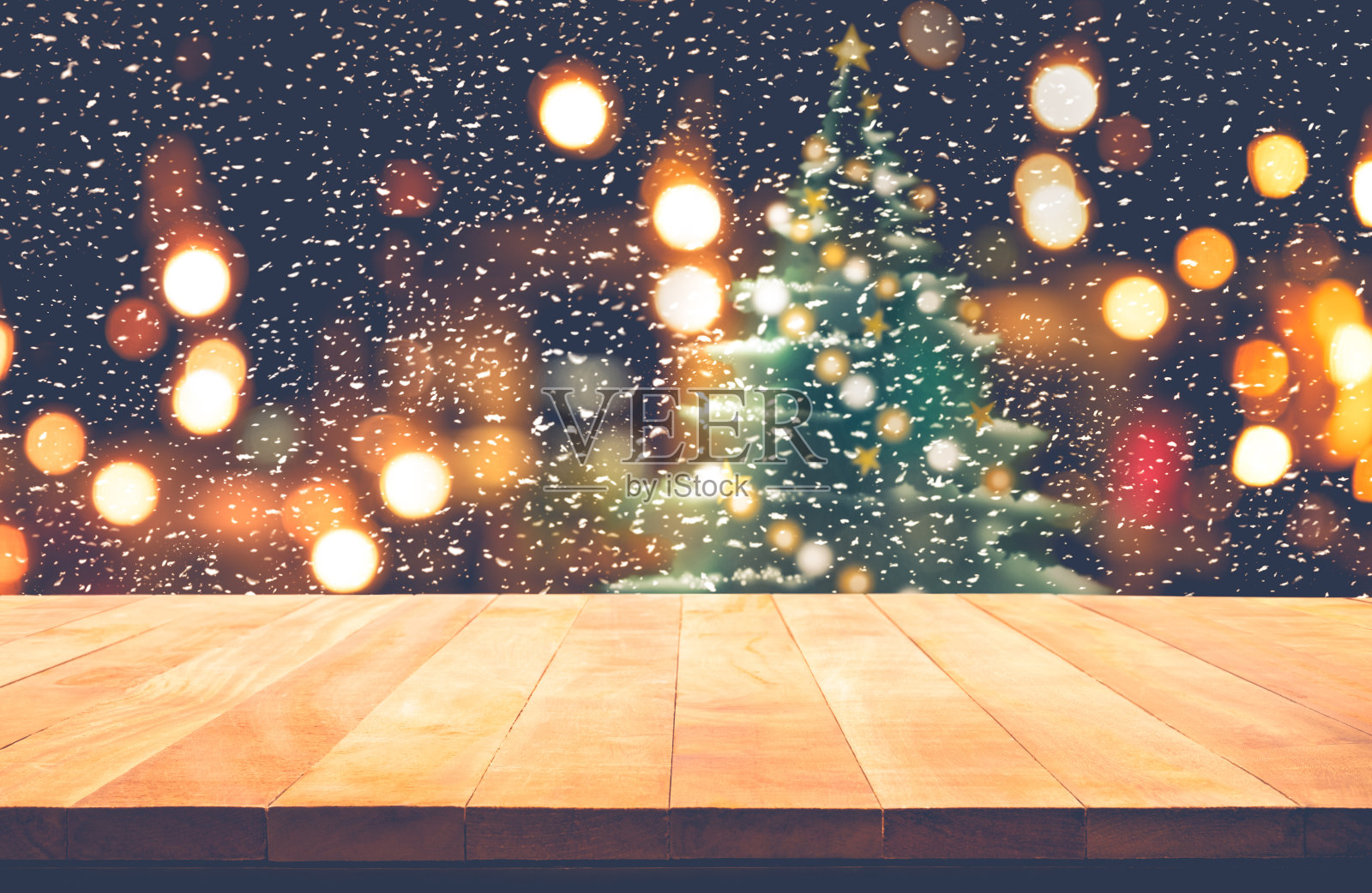 木质桌面与雪花和圣诞树在咖啡馆插画图片素材