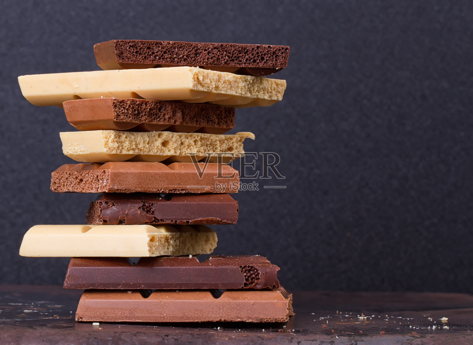 堆叠不同种类的多孔巧克力块照片摄影图片