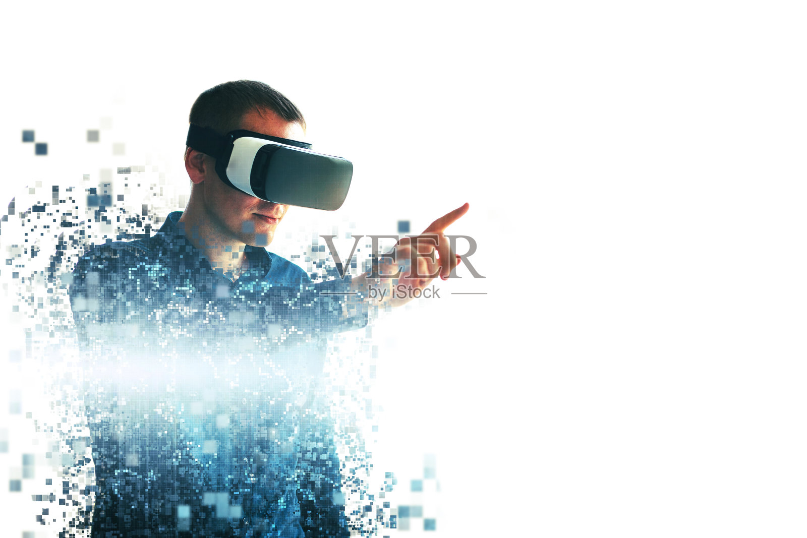 戴着虚拟眼镜的人会飞向像素。戴着虚拟现实眼镜的人。未来科技的概念。现代的成像技术。支离破碎的像素。照片摄影图片