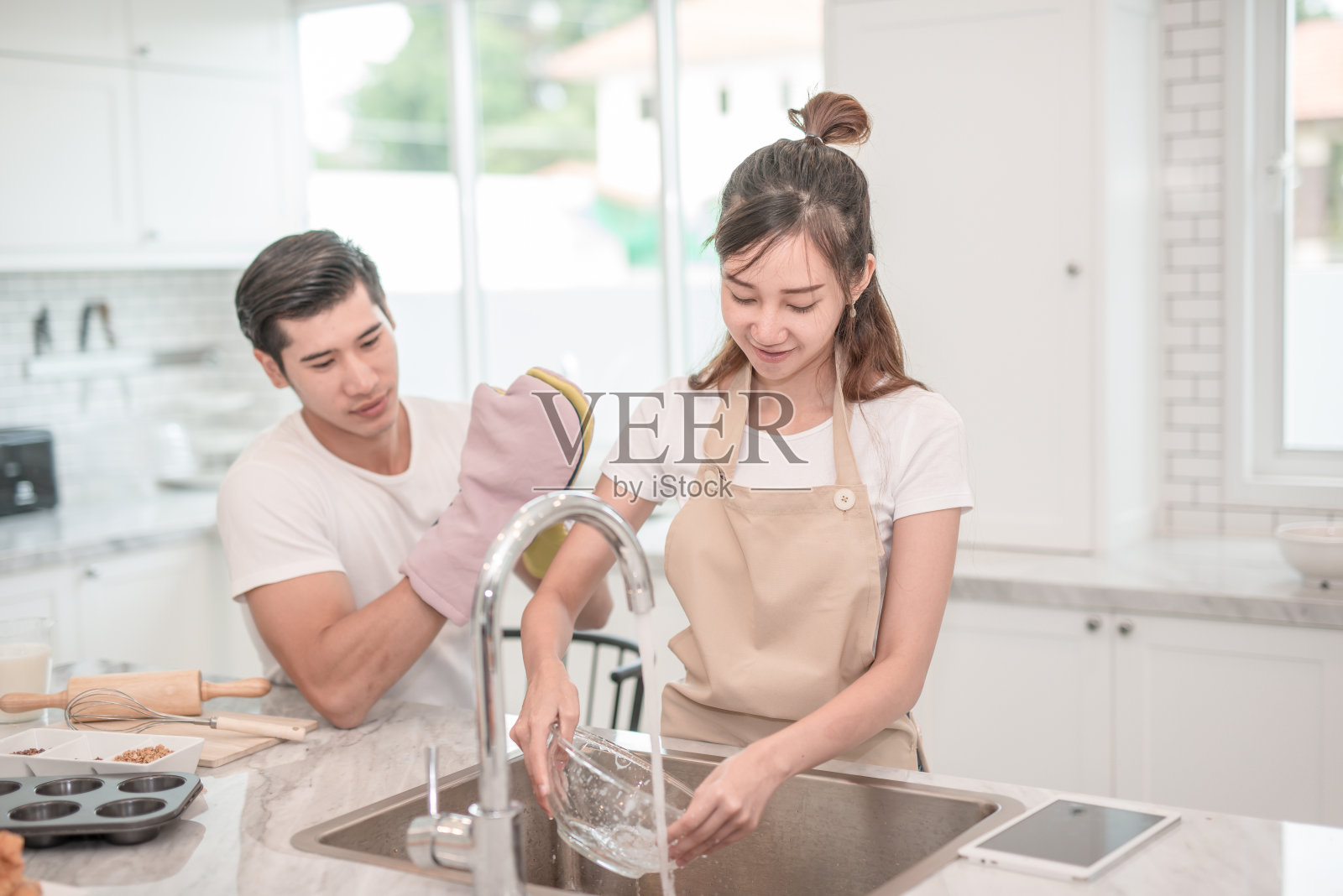 幸福的亚洲夫妇在早餐后洗碗，吃饭照片摄影图片
