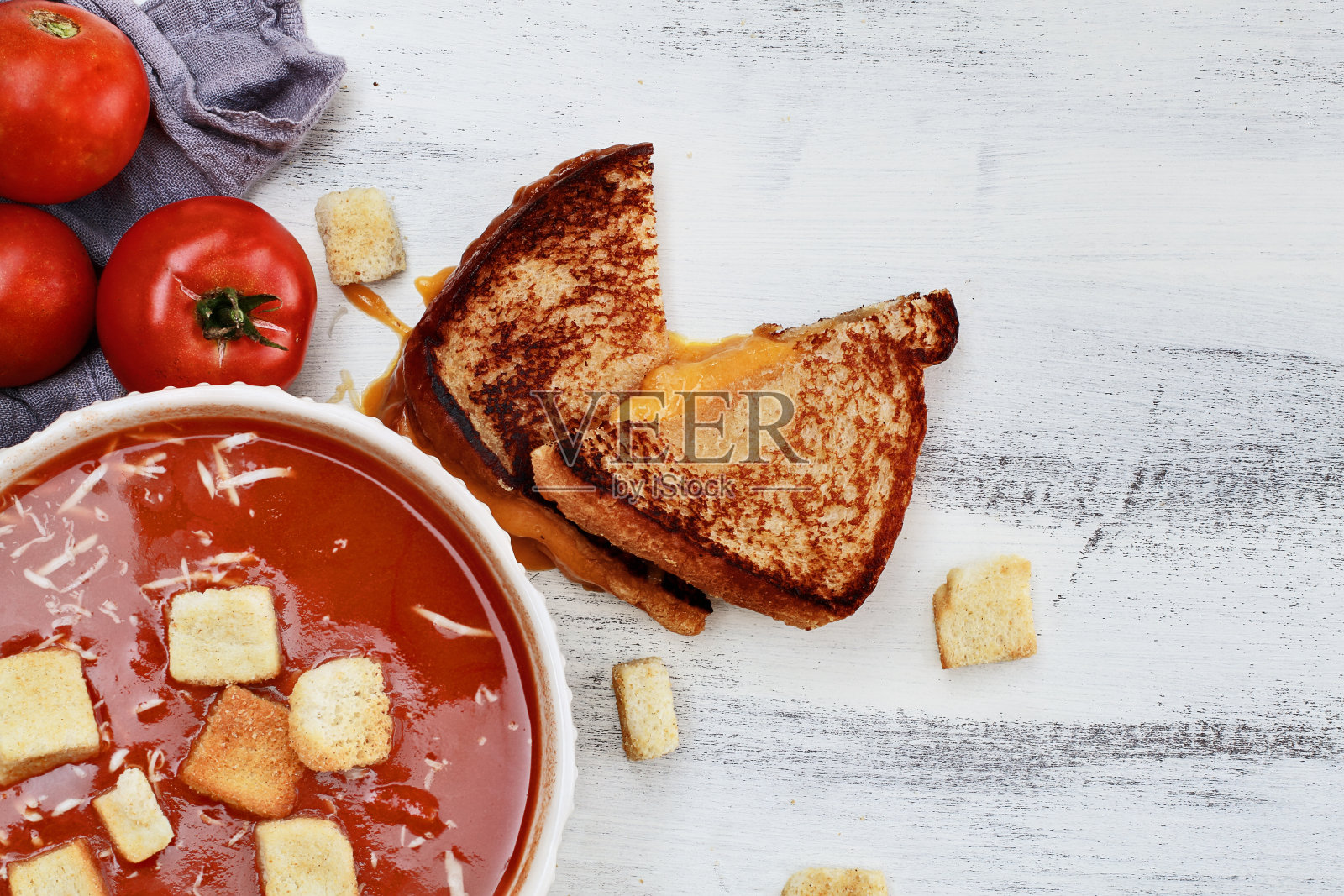 配以帕尔玛干酪和面包丁的番茄汤照片摄影图片