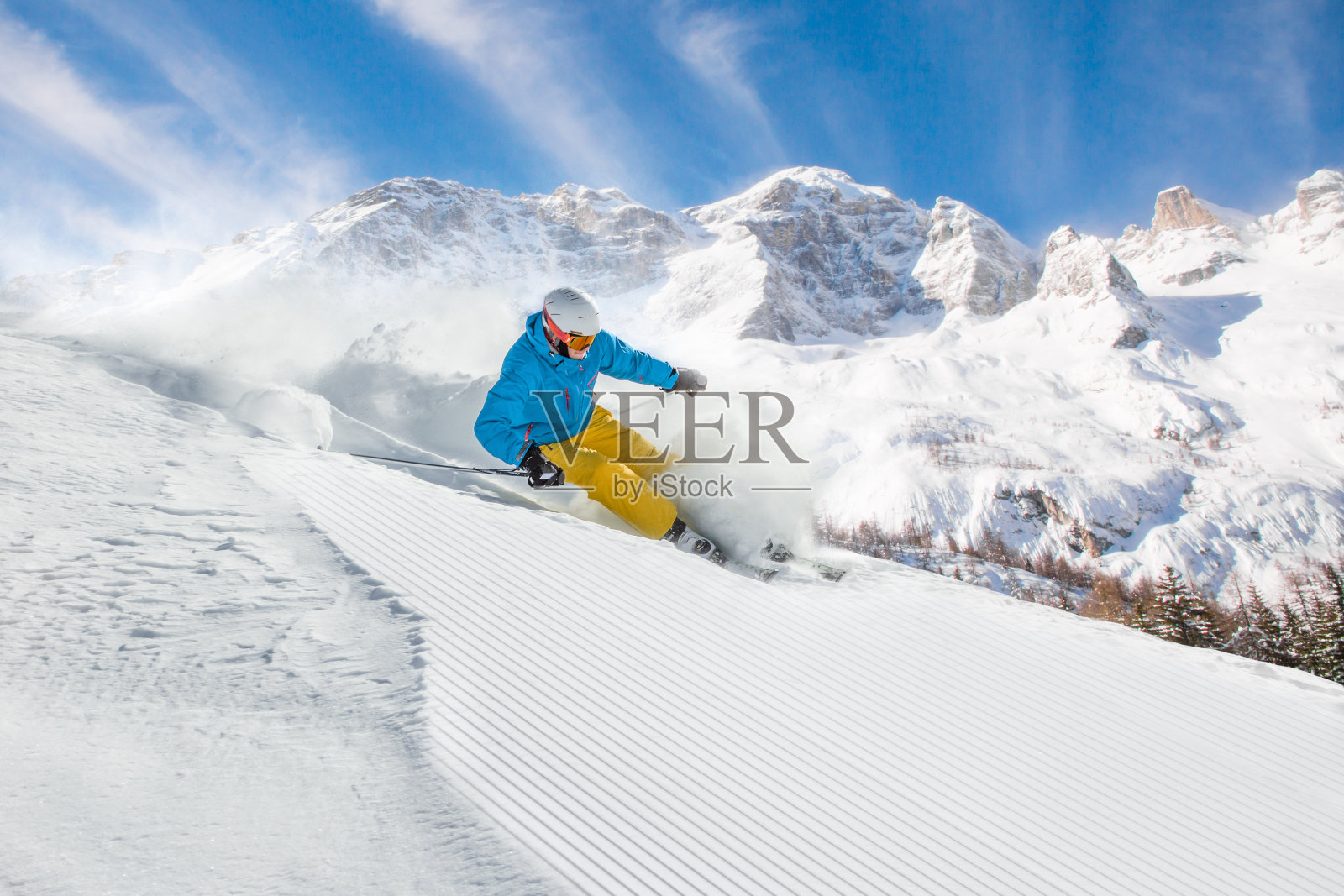 滑雪者在高山上滑雪照片摄影图片