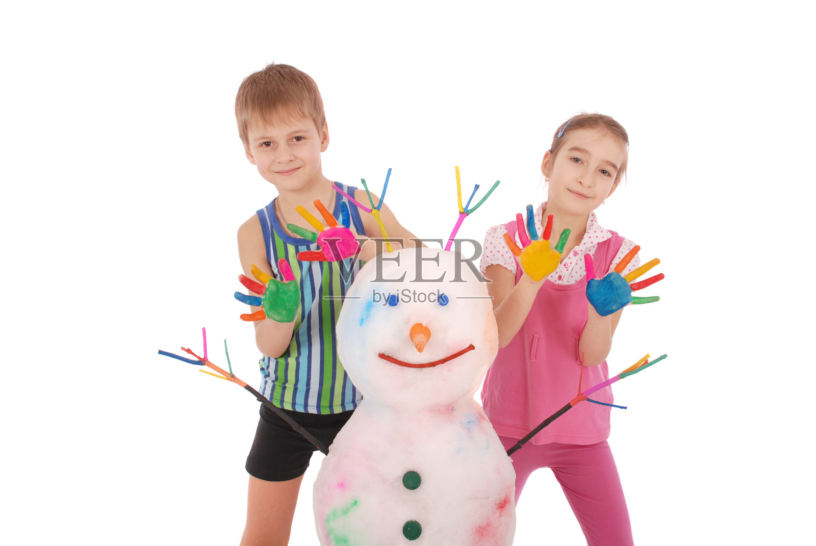 漂亮的男孩和女孩的手在油漆接近彩色雪人与彩色的角和手照片摄影图片