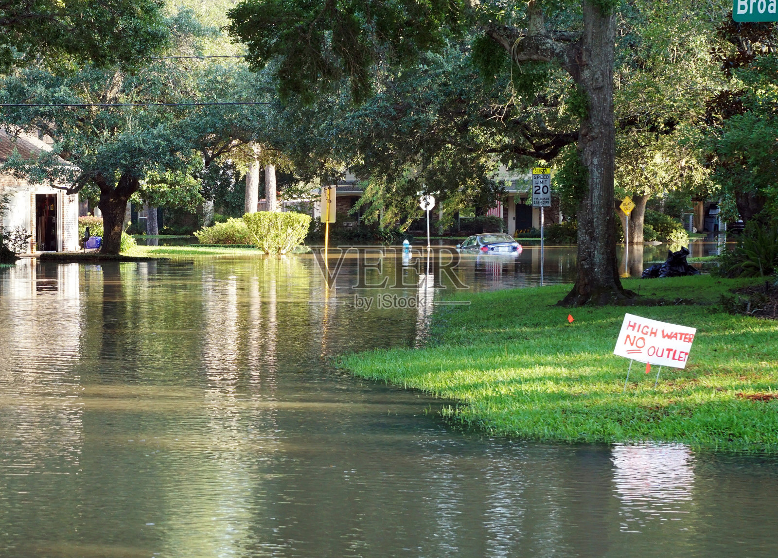 附近的街道被淹，汽车被淹。德克萨斯州的休斯顿,我们。哈维飓风的后果照片摄影图片