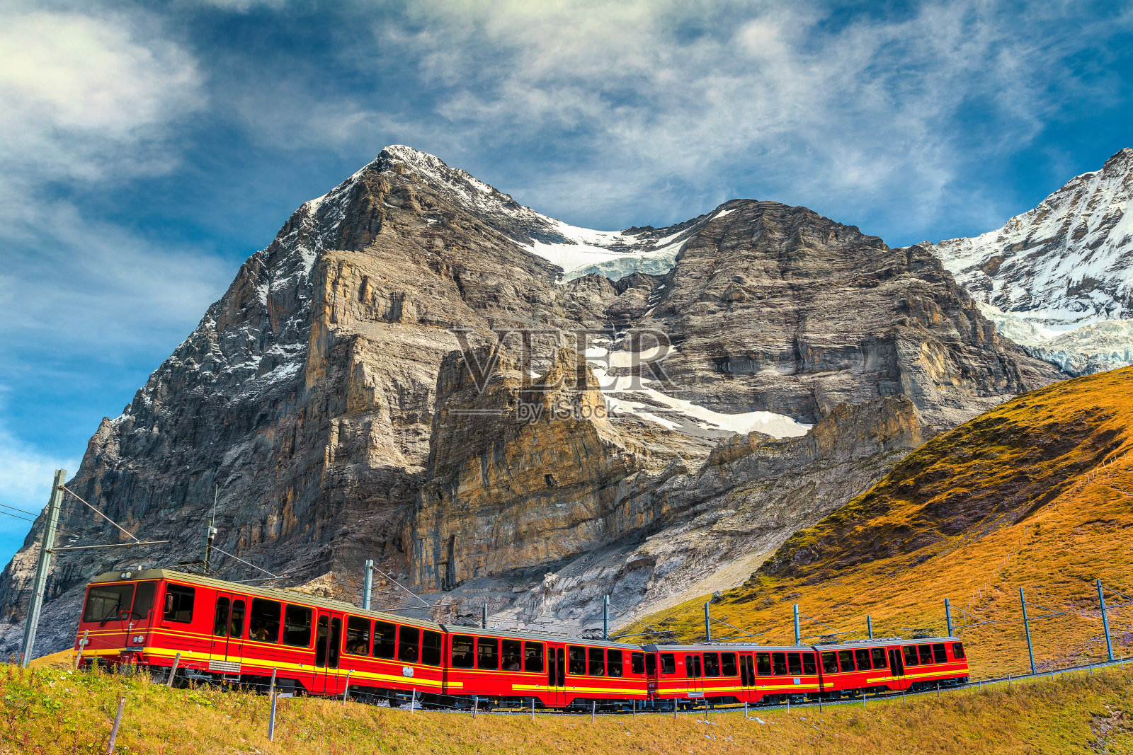 电动旅游列车和著名的艾格尔峰，伯尔尼斯高地，瑞士照片摄影图片